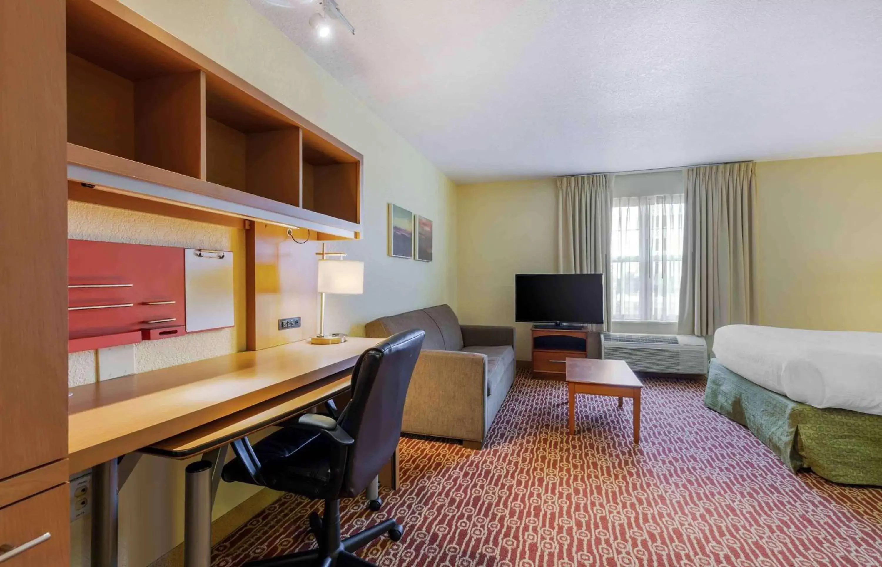 Bedroom, TV/Entertainment Center in Extended Stay America Suites - Chantilly - Dulles