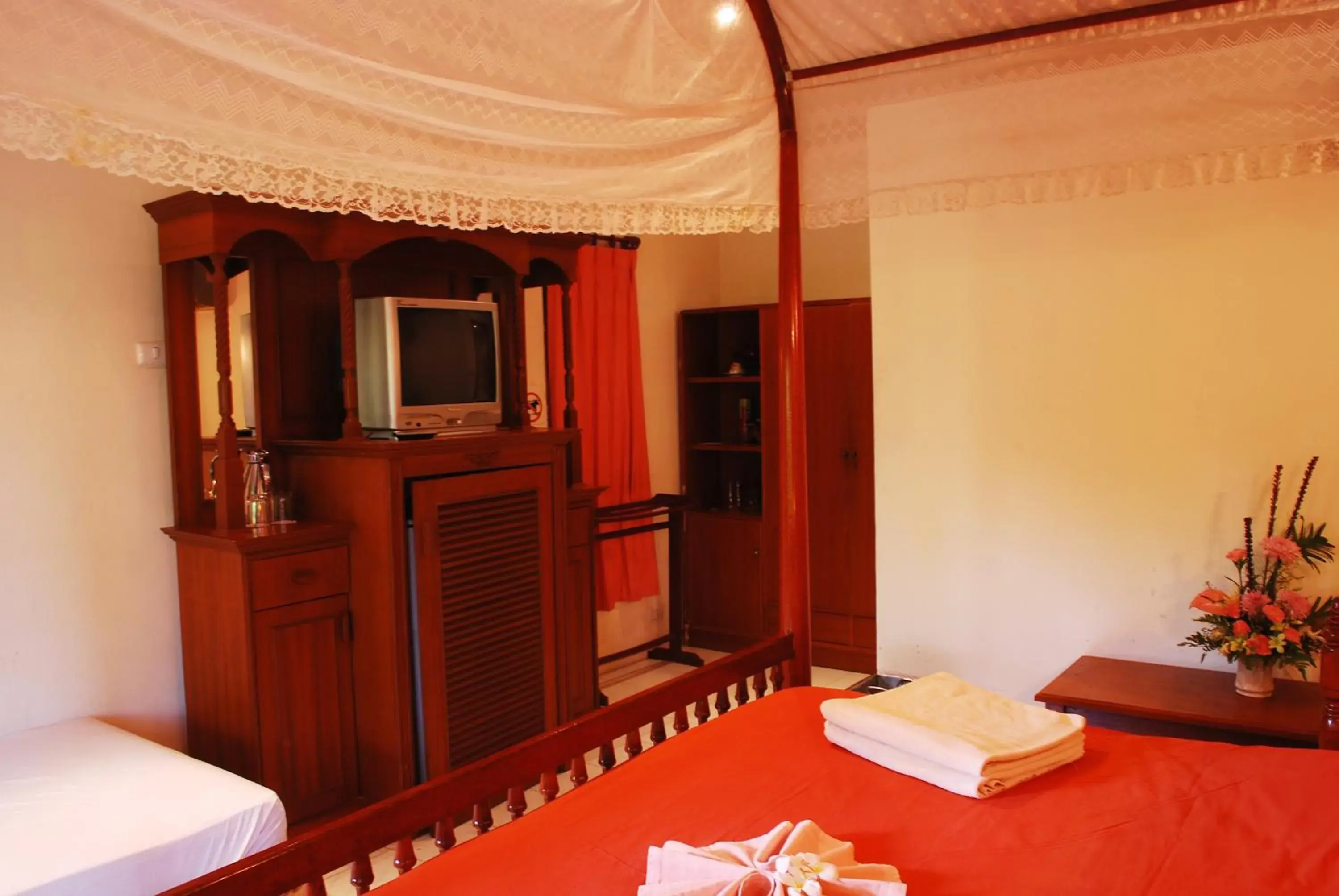 Photo of the whole room, Bed in Chaweng Resort