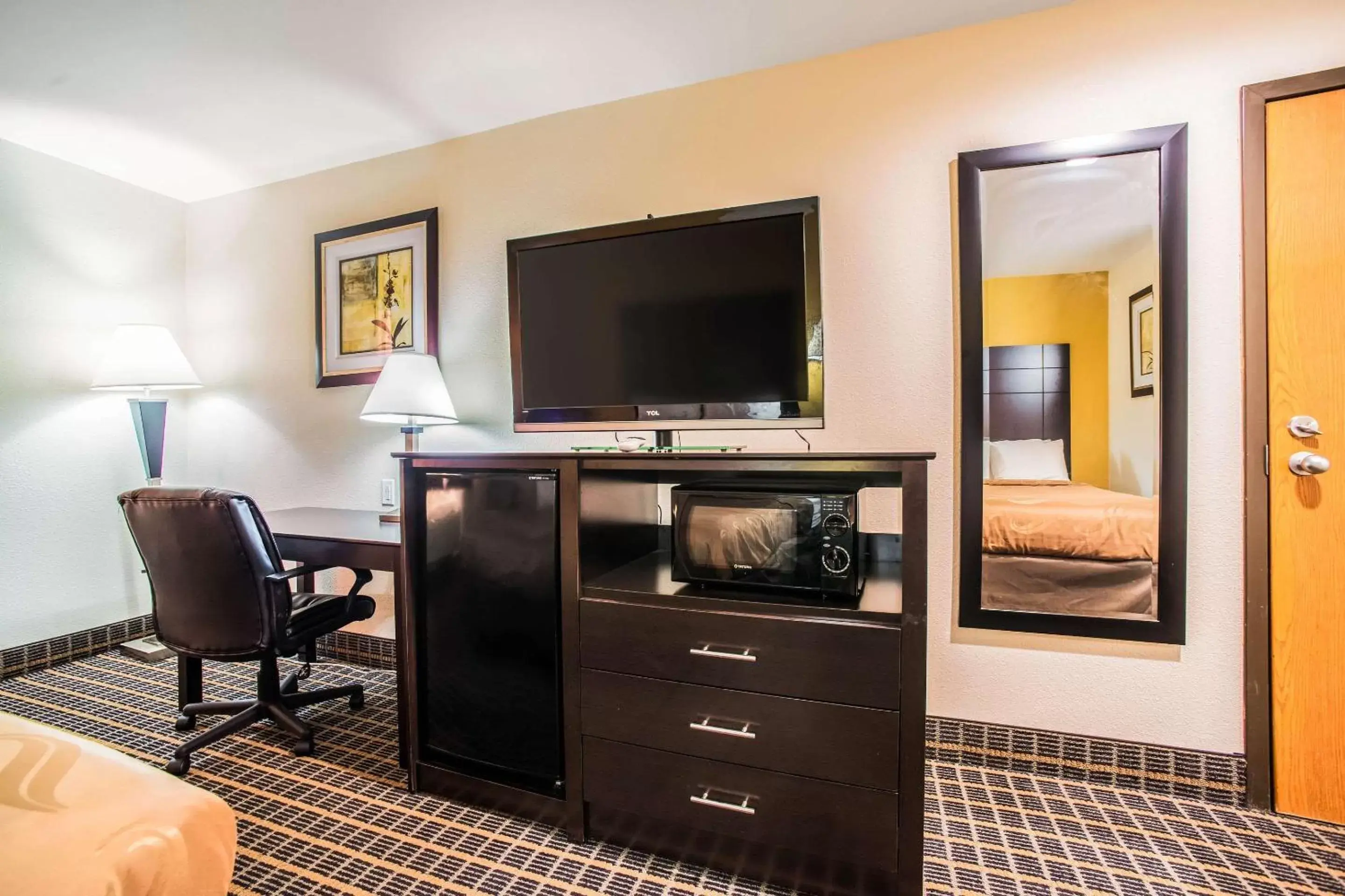 Photo of the whole room, TV/Entertainment Center in Quality Inn Carbondale University area