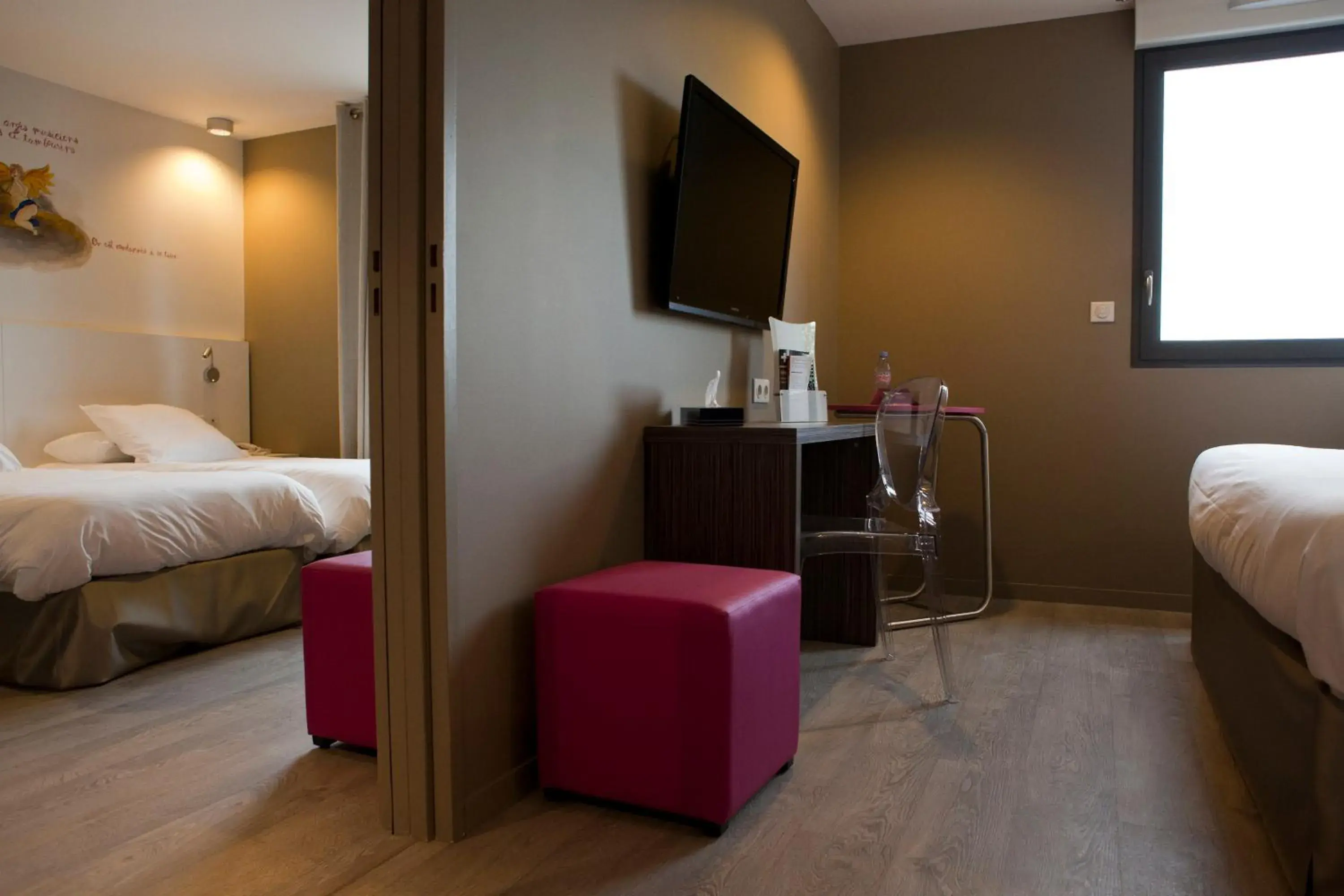 Bedroom, TV/Entertainment Center in ibis Styles Rennes St. Gregoire