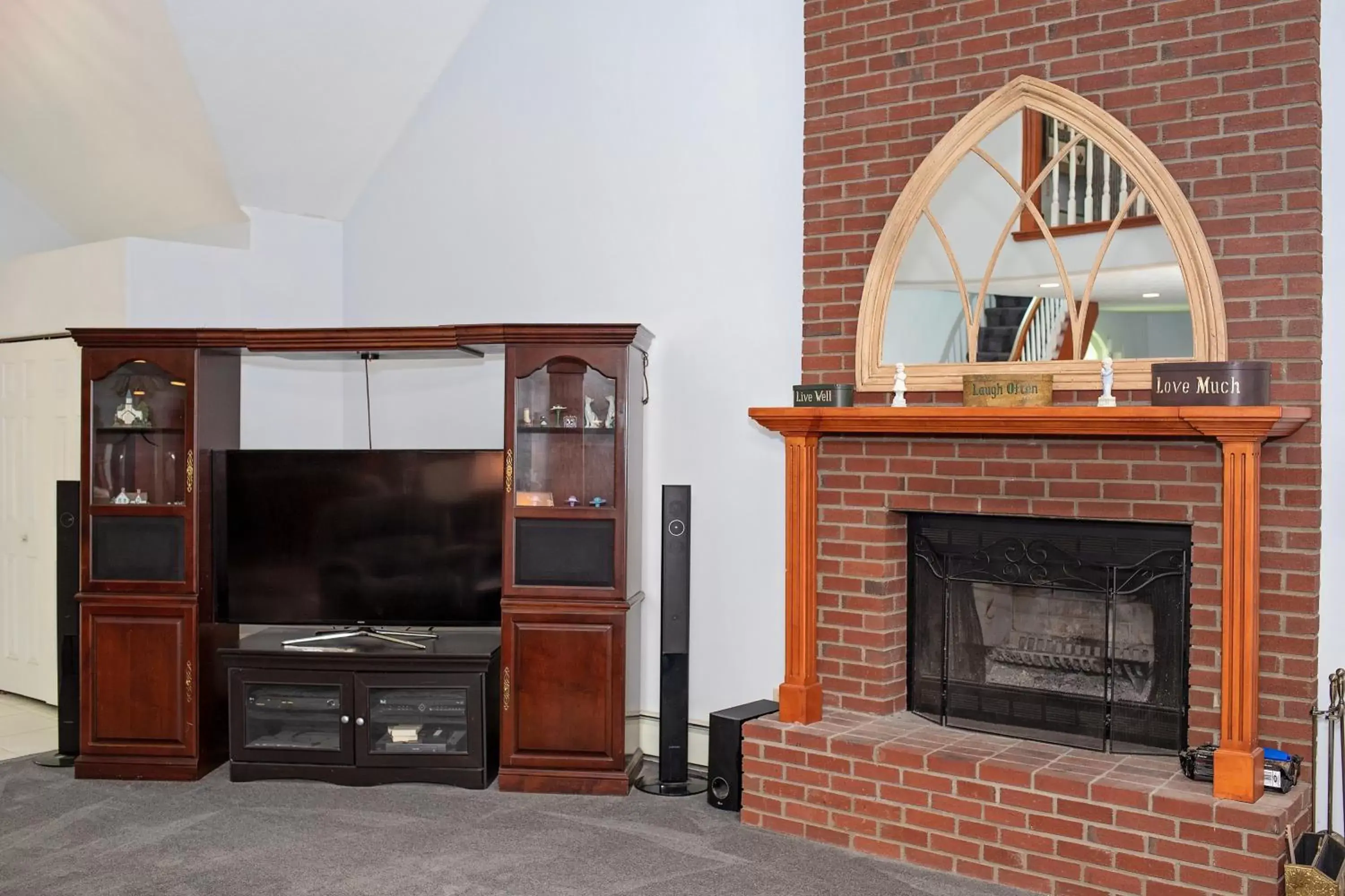 Living room, TV/Entertainment Center in Longhouse Manor B&B