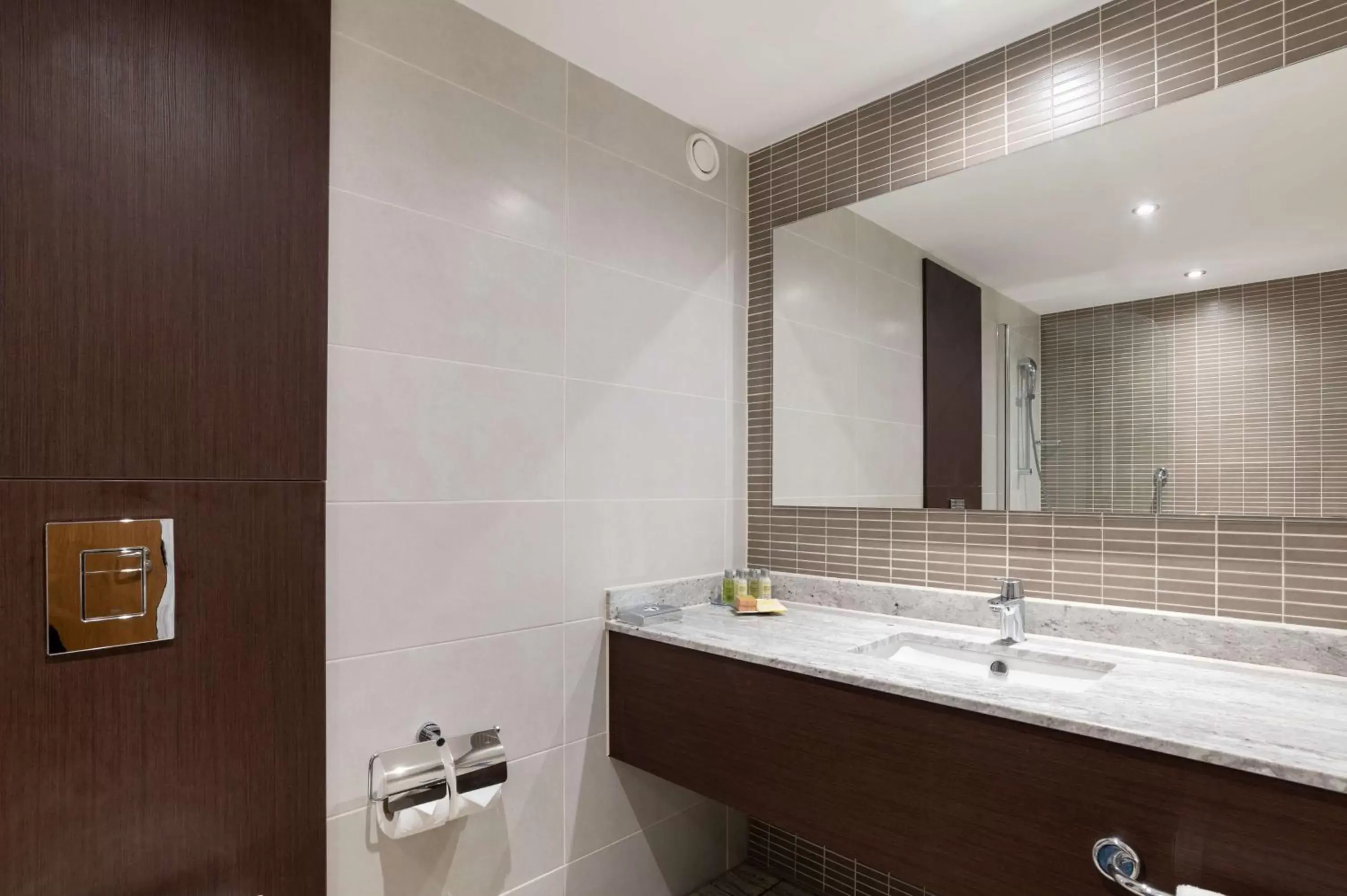 Photo of the whole room, Bathroom in Hilton London Gatwick Airport