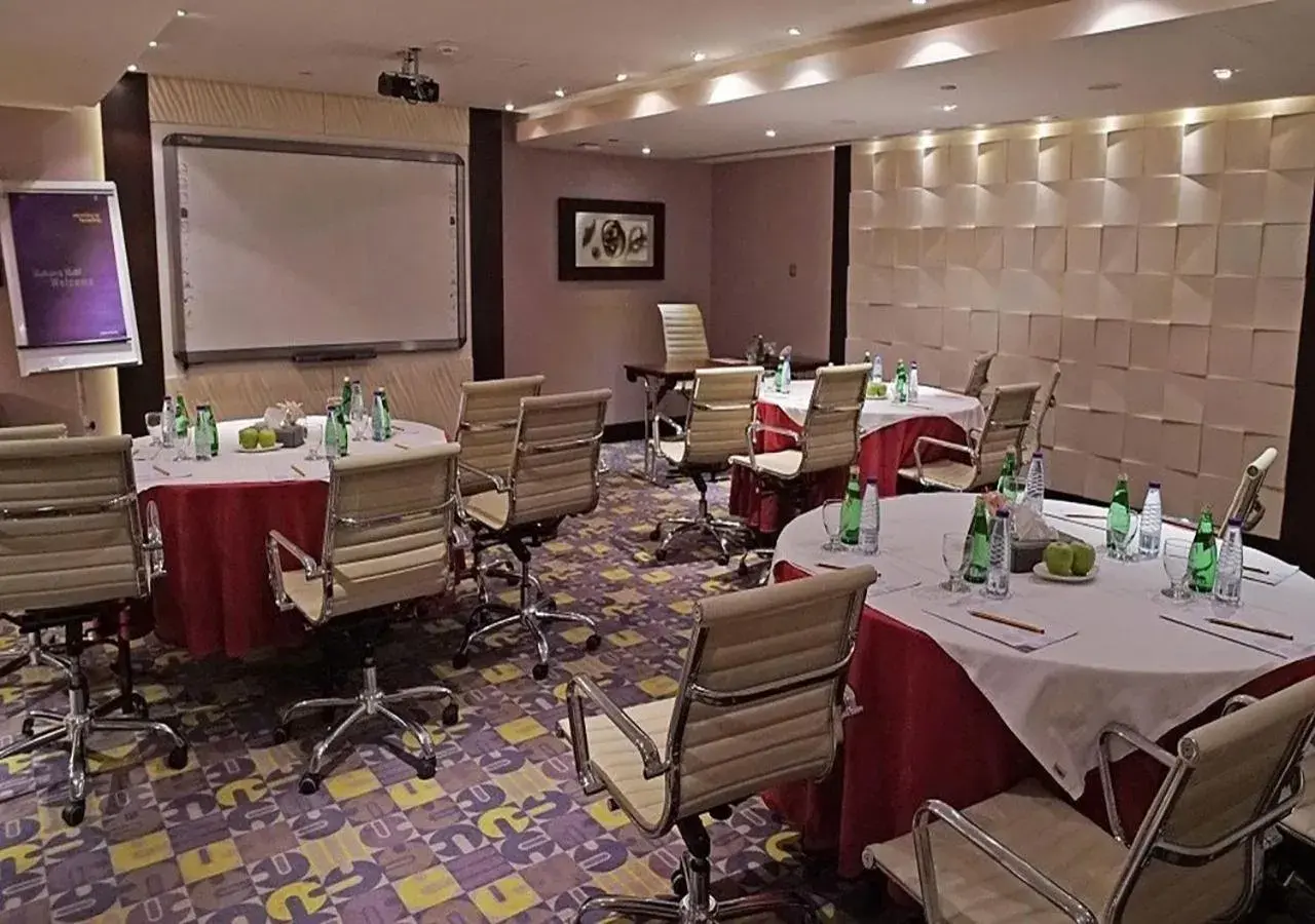 Meeting/conference room, Restaurant/Places to Eat in Novotel Suites Riyadh Olaya