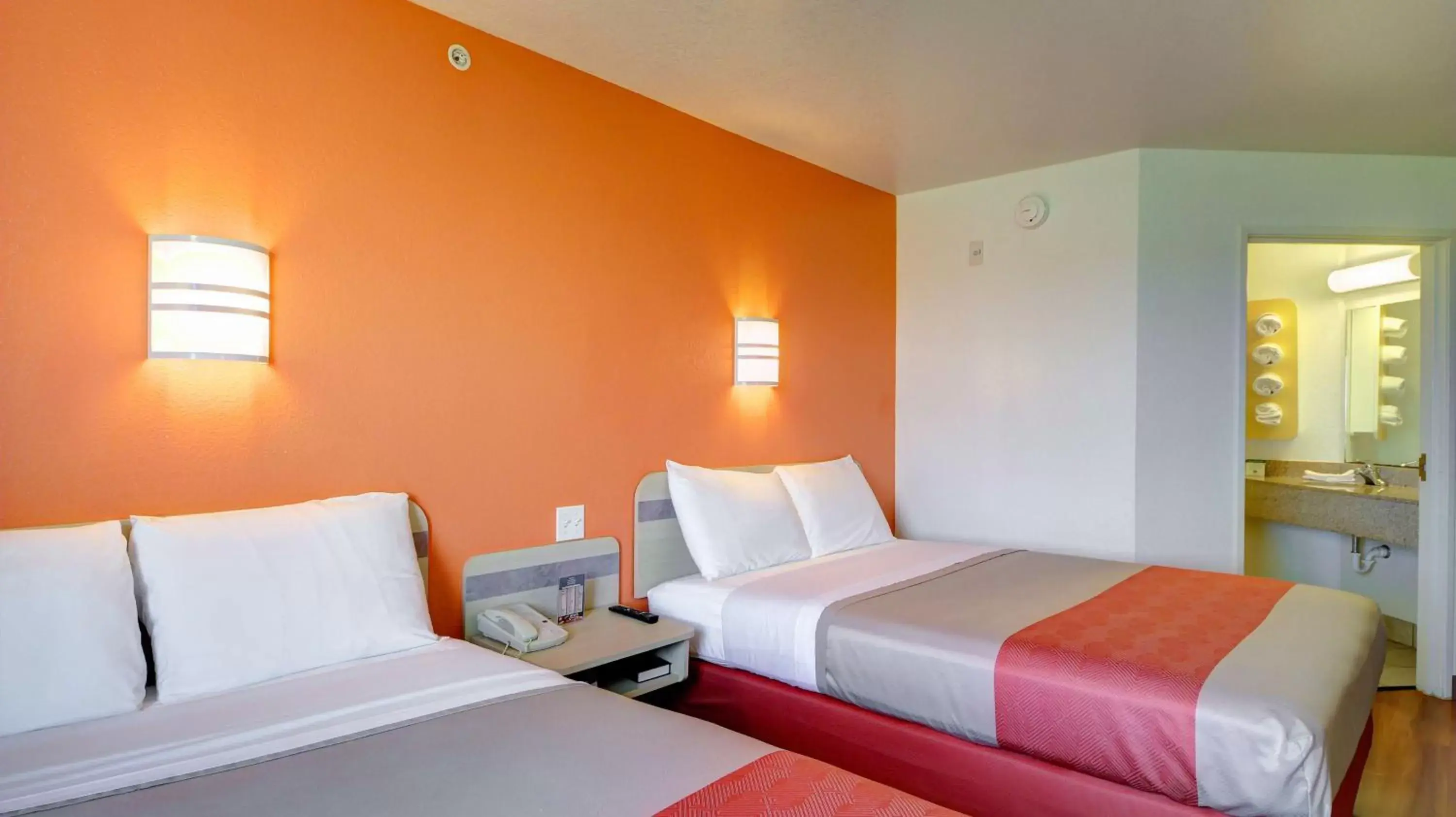 Photo of the whole room, Bed in Motel 6-El Reno, OK