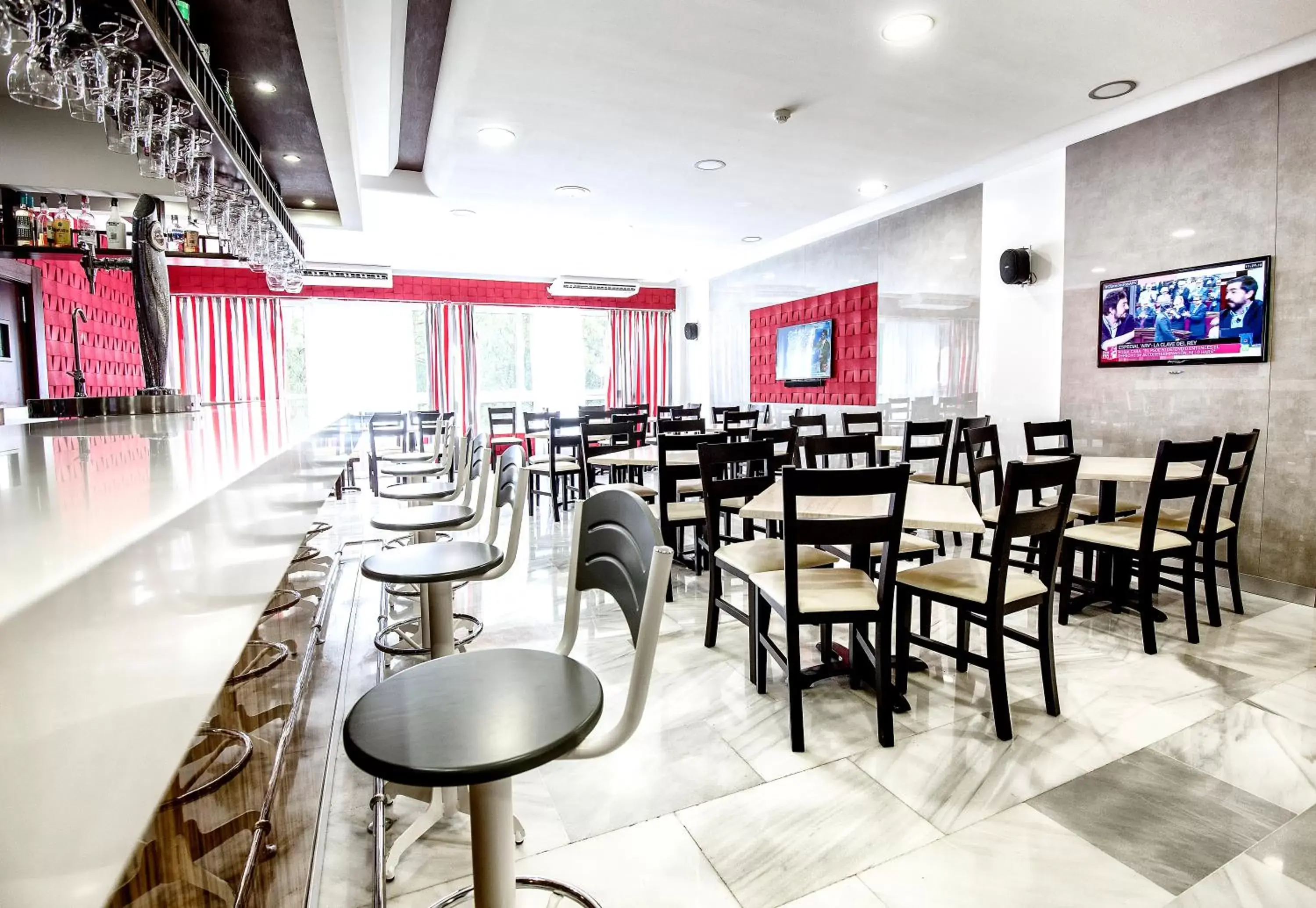 Lounge or bar, Restaurant/Places to Eat in First Flatotel International