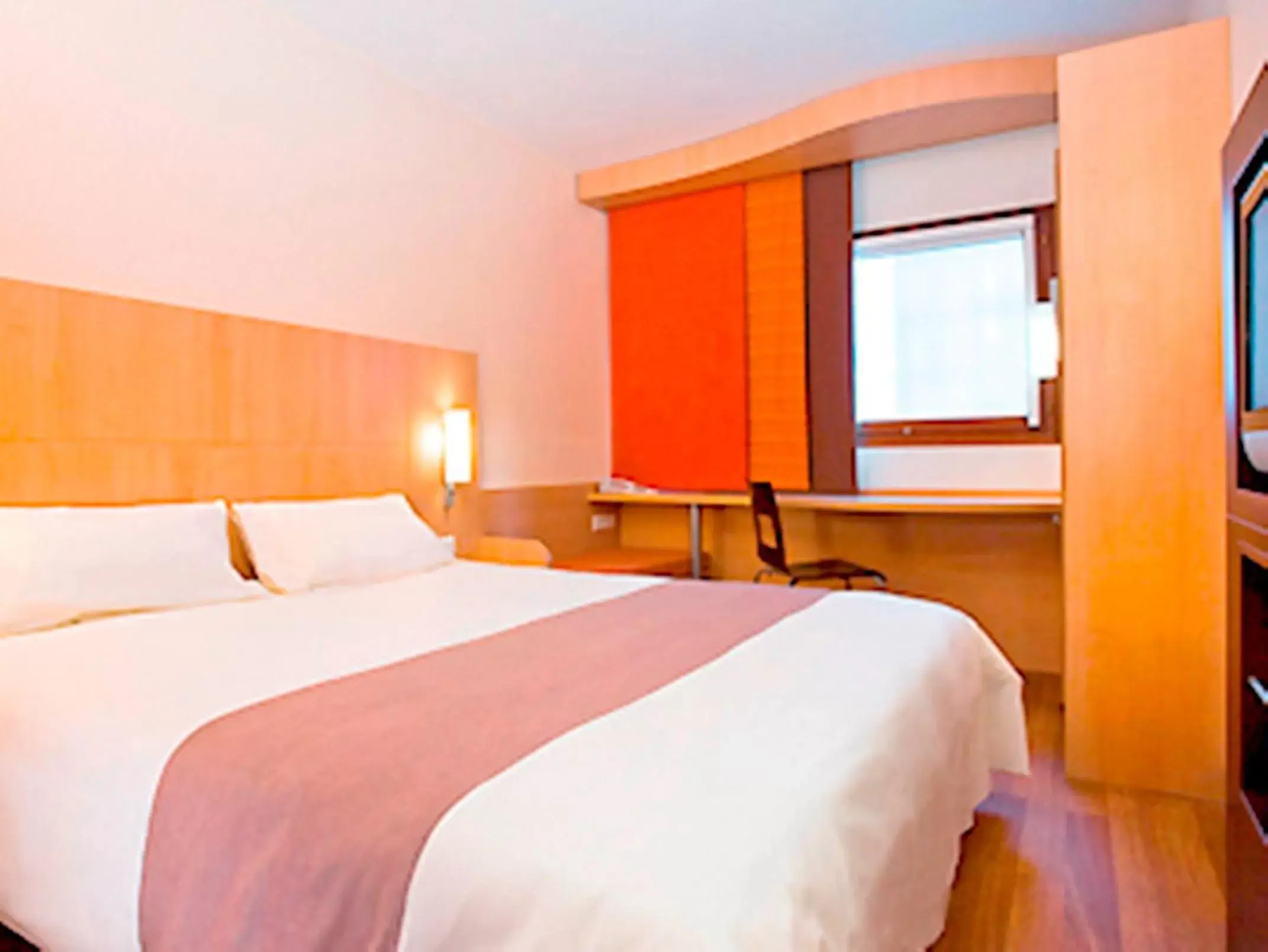 Day, Bed in ibis Istres Trigance