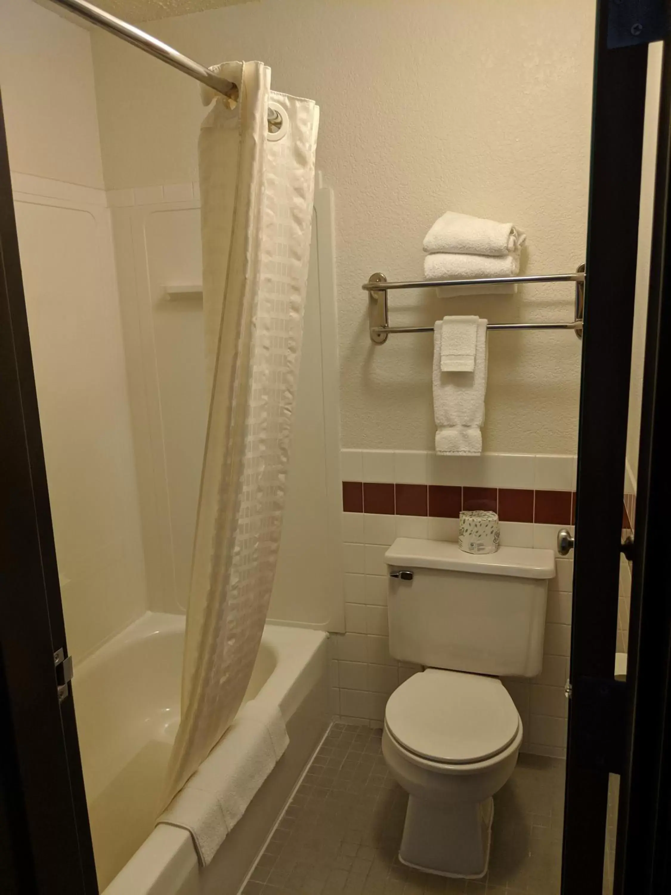 Shower, Bathroom in Boarders Inn and Suites by Cobblestone Hotels - Ripon