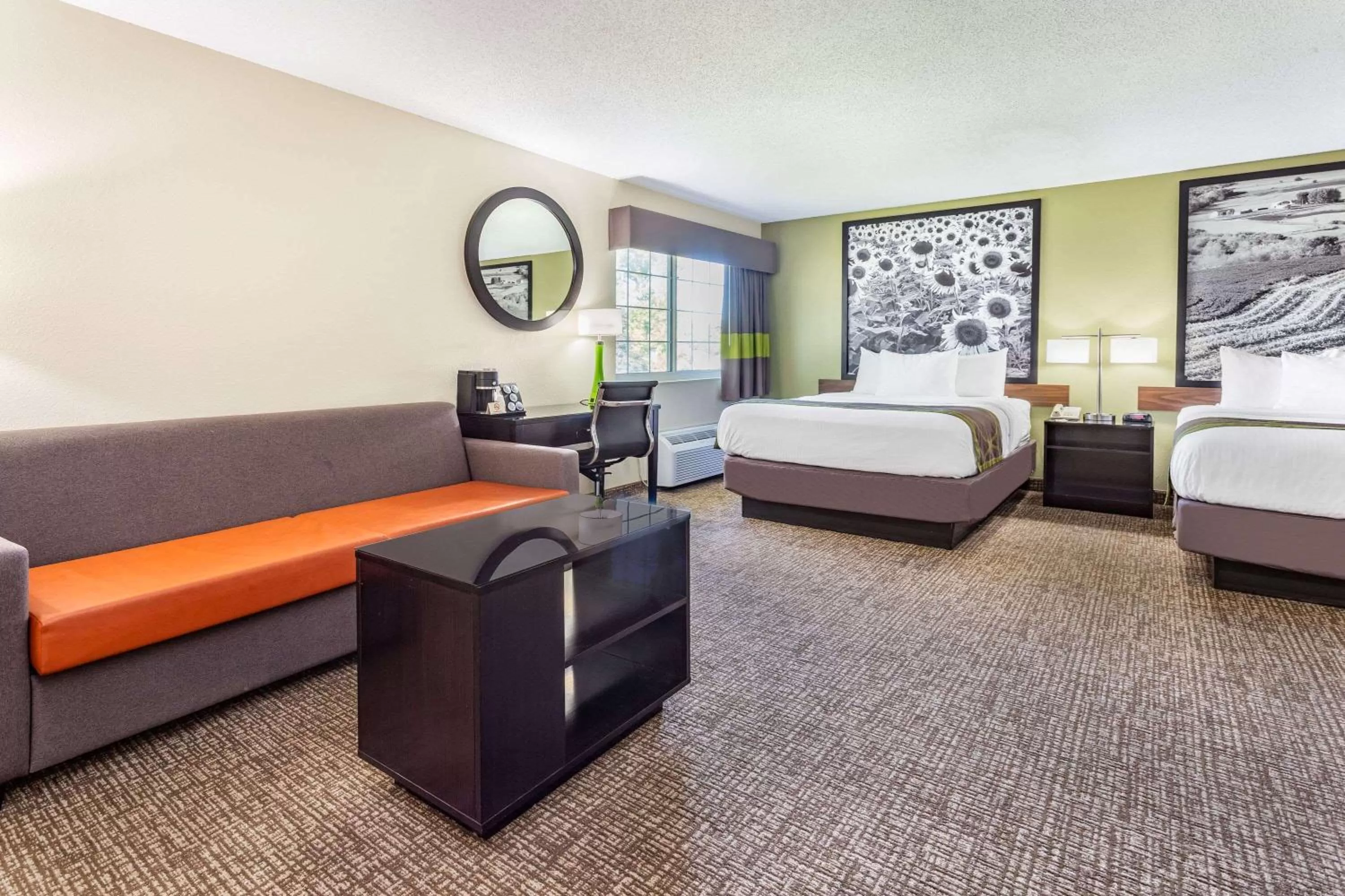 Photo of the whole room, Bed in Super 8 by Wyndham Emmetsburg