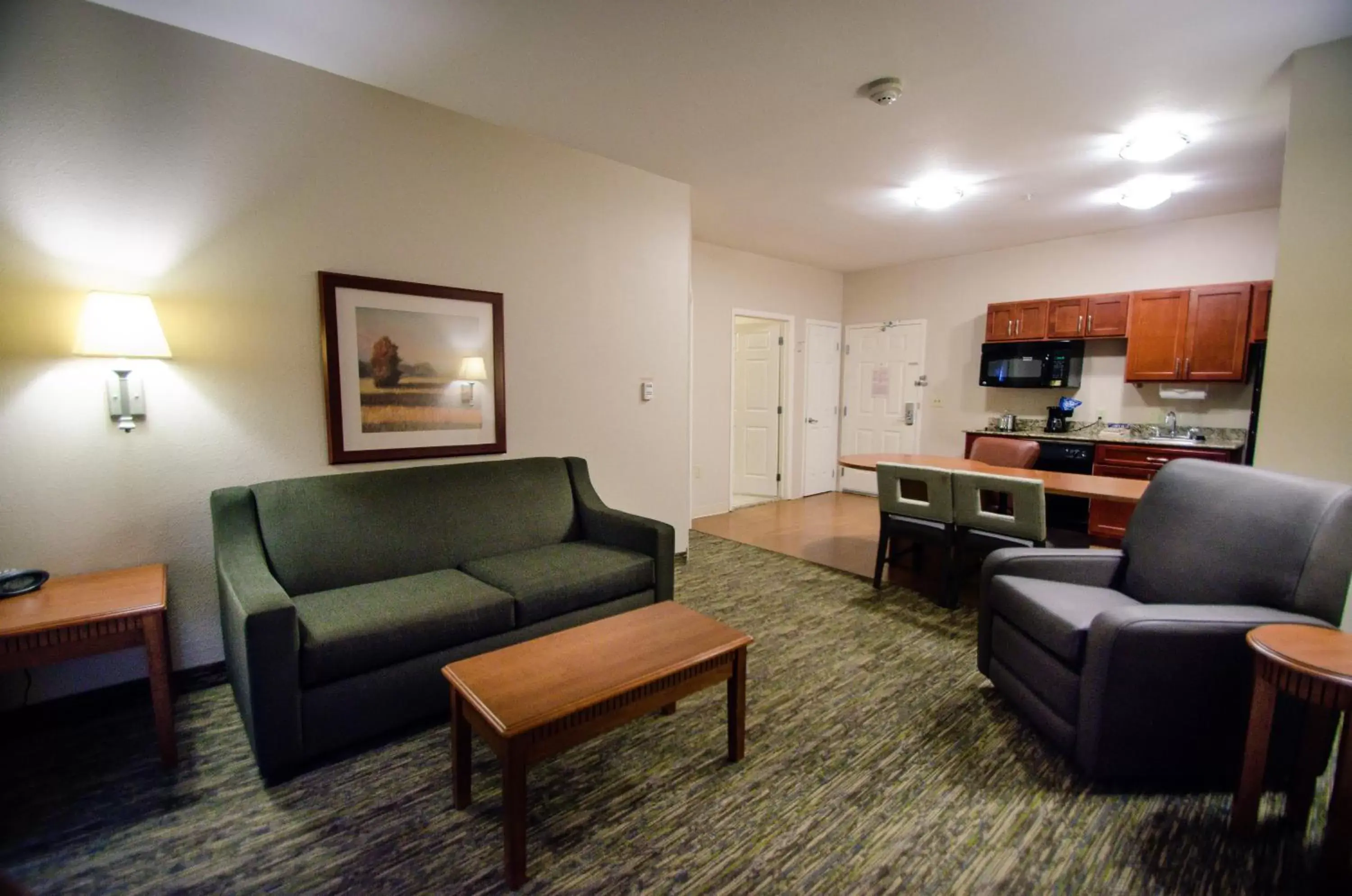 Photo of the whole room, Seating Area in Candlewood Suites Temple, an IHG Hotel