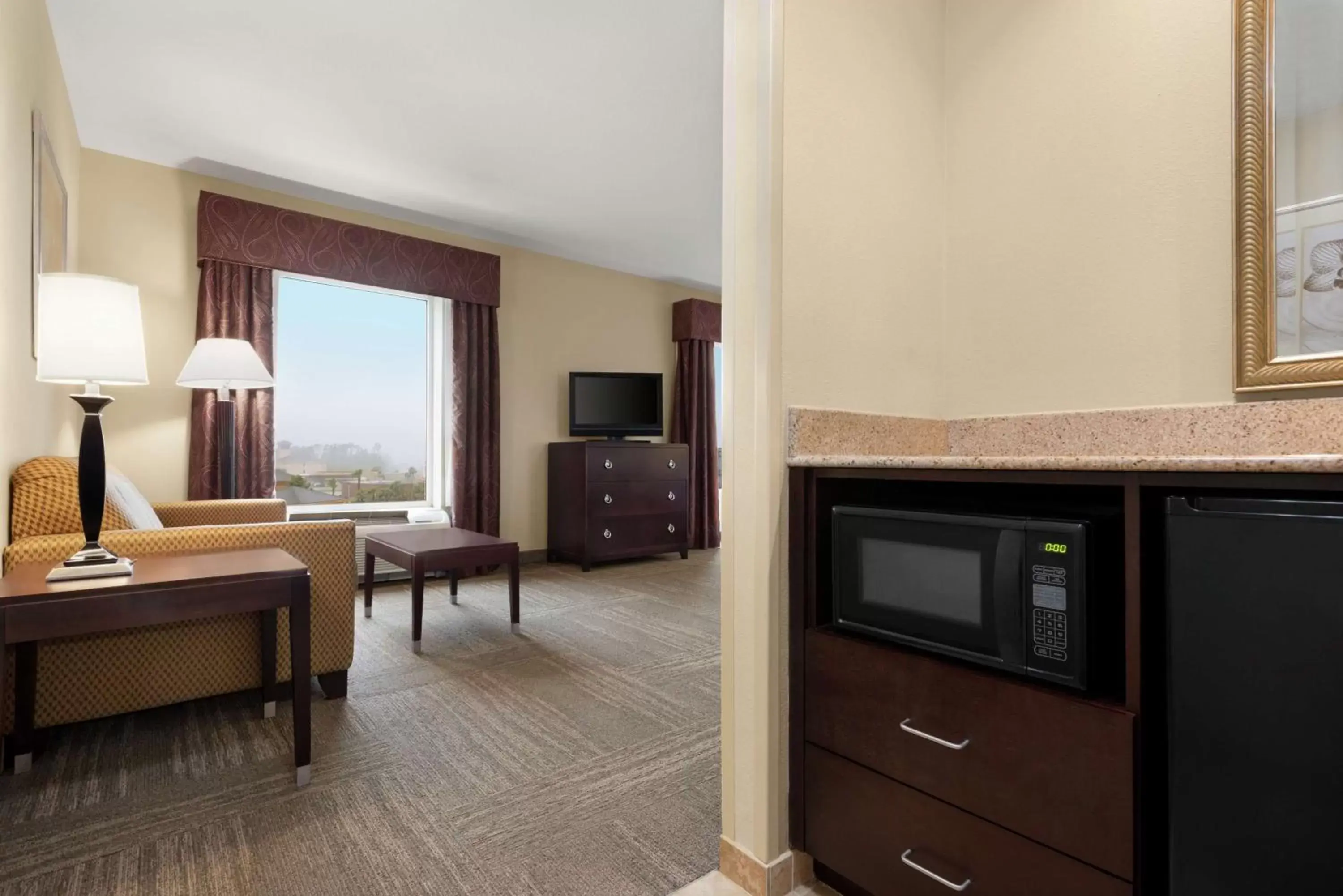 Bedroom, TV/Entertainment Center in Hampton Inn & Suites Brunswick