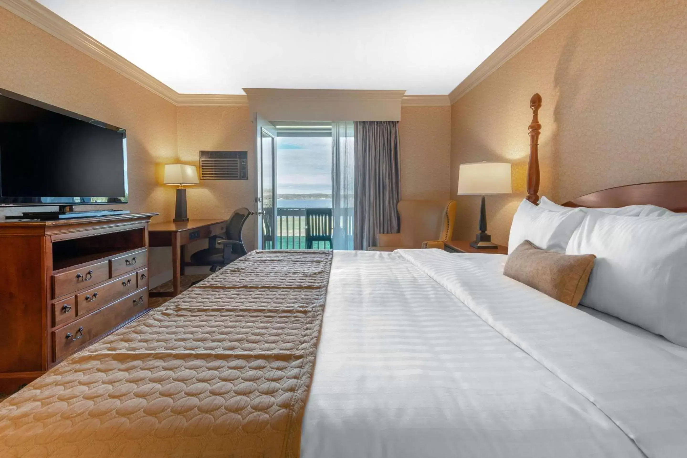 Photo of the whole room, Bed in The Inn at Gran View Ogdensburg, Ascend Hotel Collection