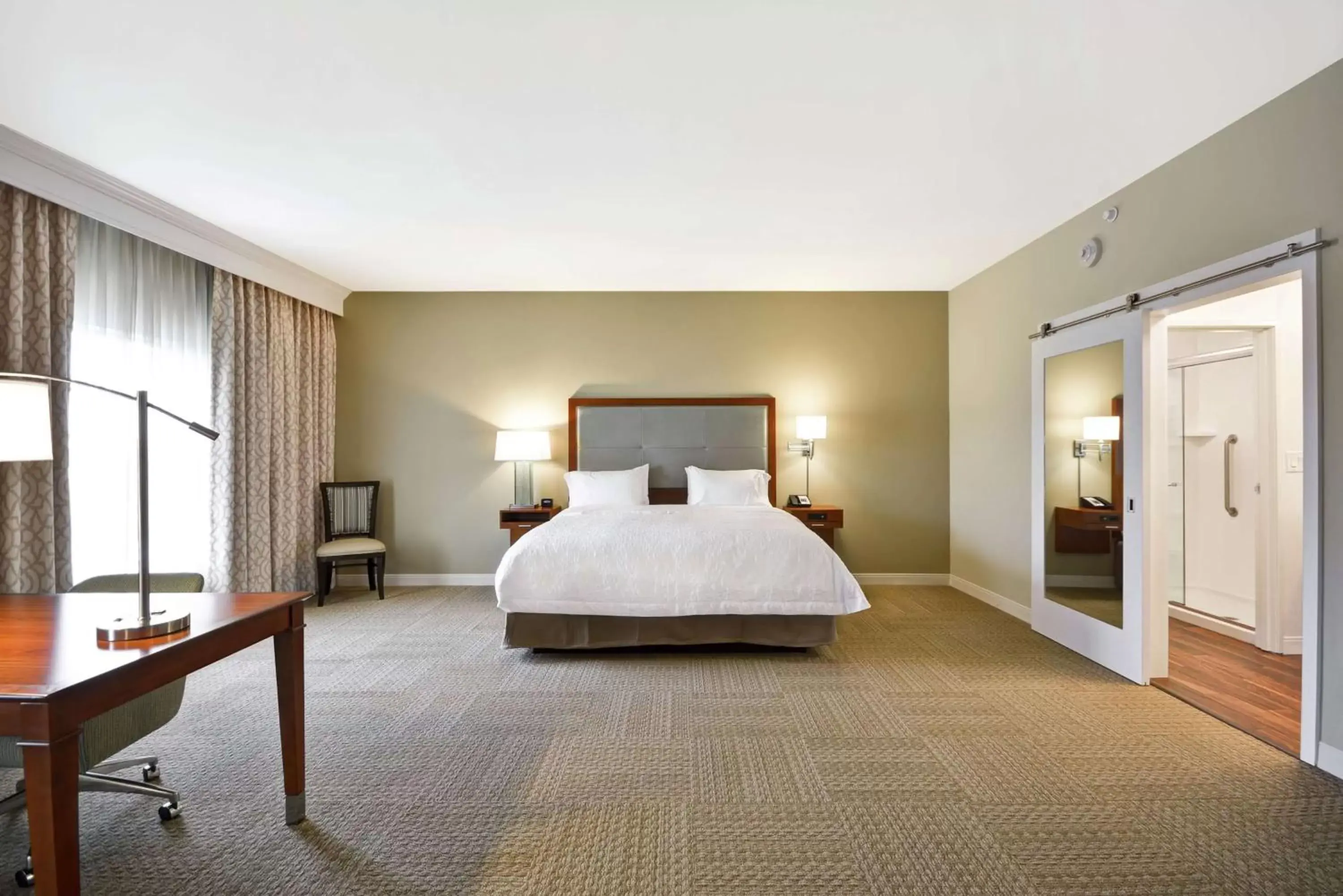 Bed in Hampton Inn & Suites Charleston Airport