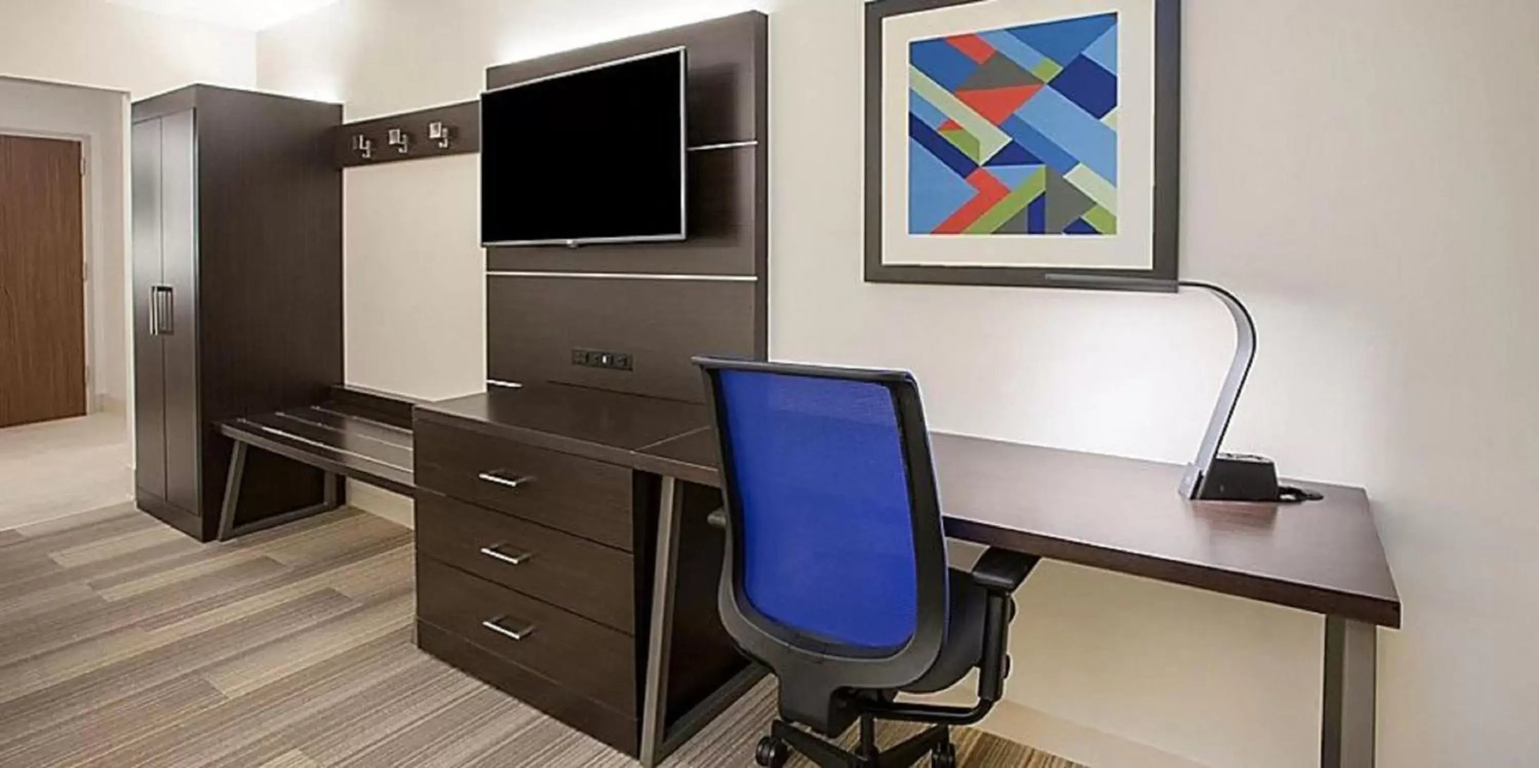 TV/Entertainment Center in Holiday Inn Express & Suites - Goodland I-70, an IHG Hotel