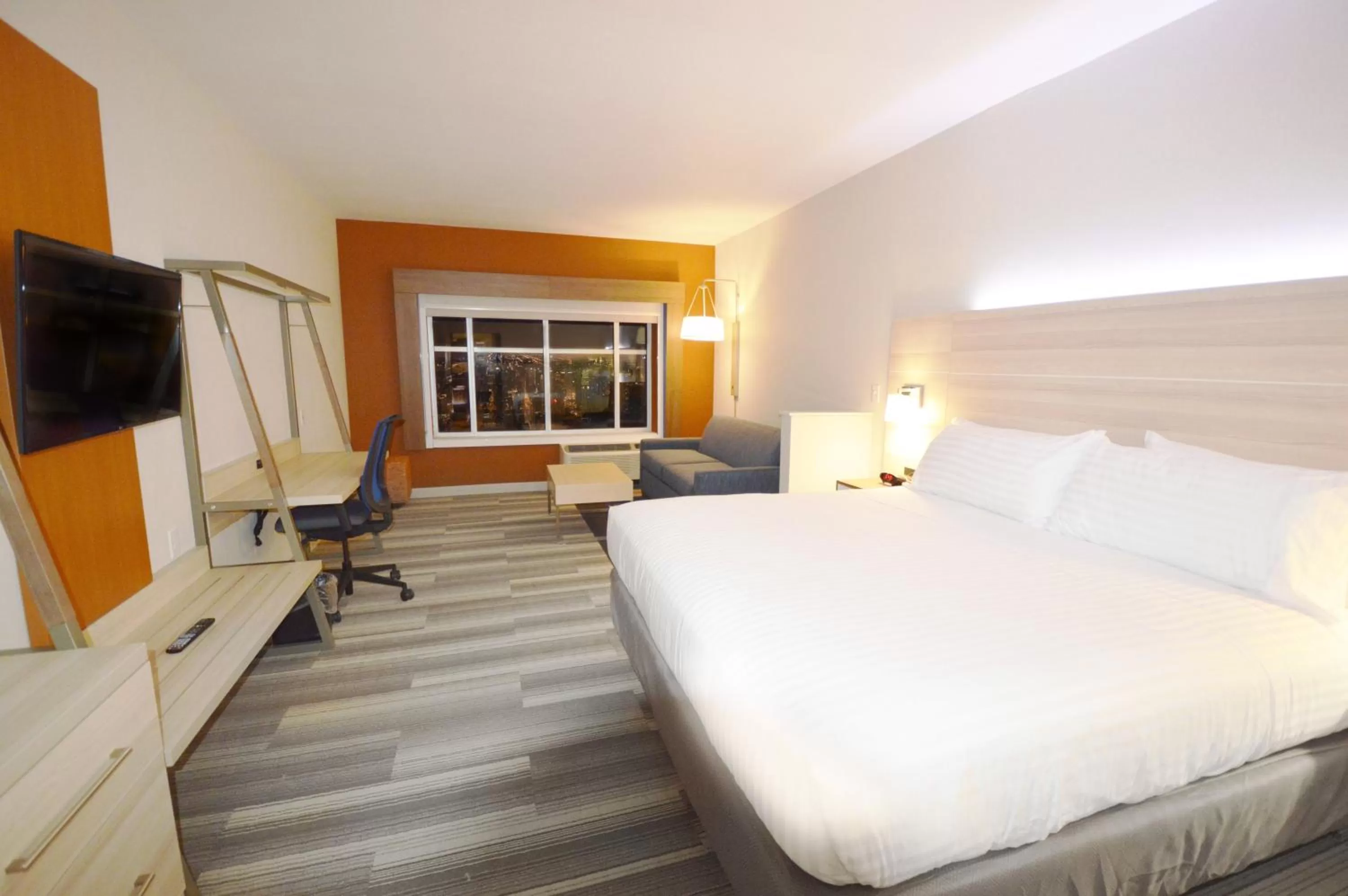 Photo of the whole room, Bed in Holiday Inn Express & Suites Toledo West by IHG