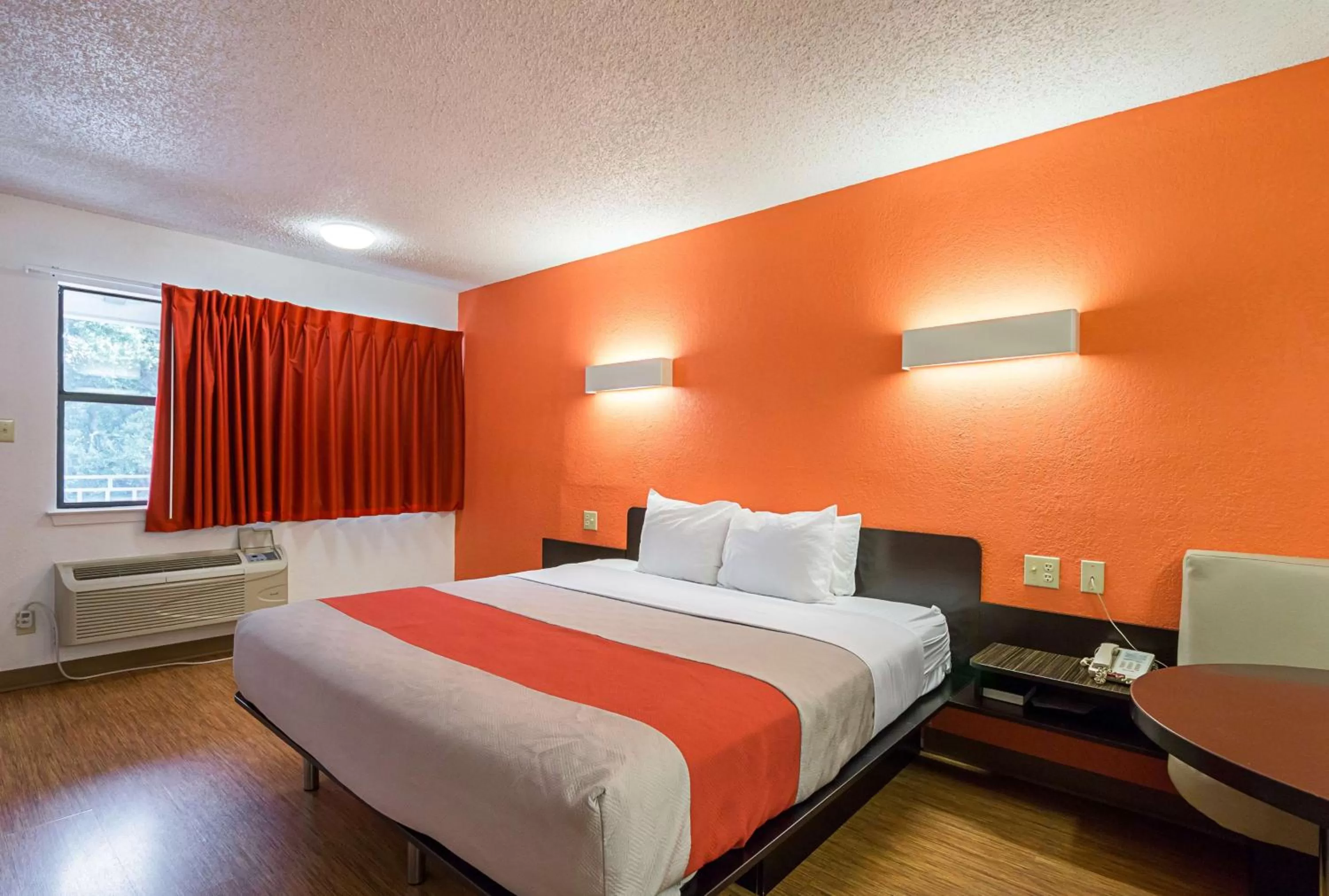 King Room - single occupancy - Disability Access - Non-Smoking in Motel 6 Boerne TX