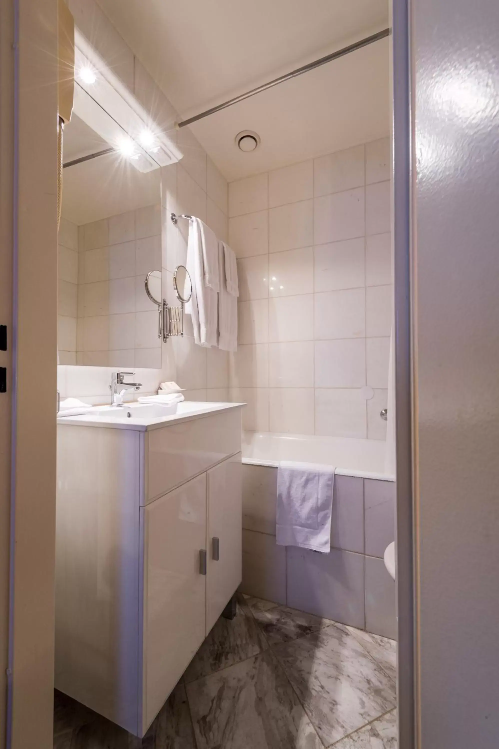 Shower, Bathroom in Hotel Diplomate