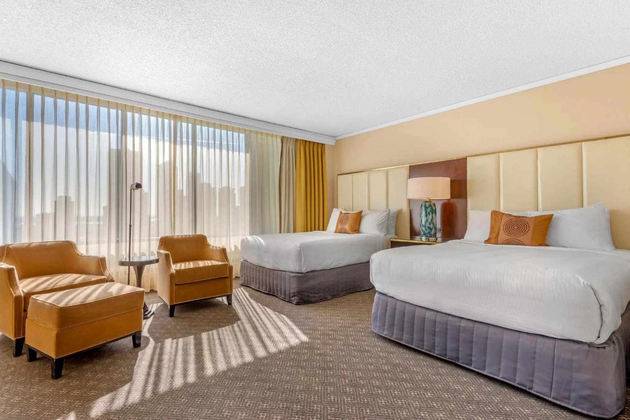 Photo of the whole room, Bed in Omni Mont-Royal Hotel