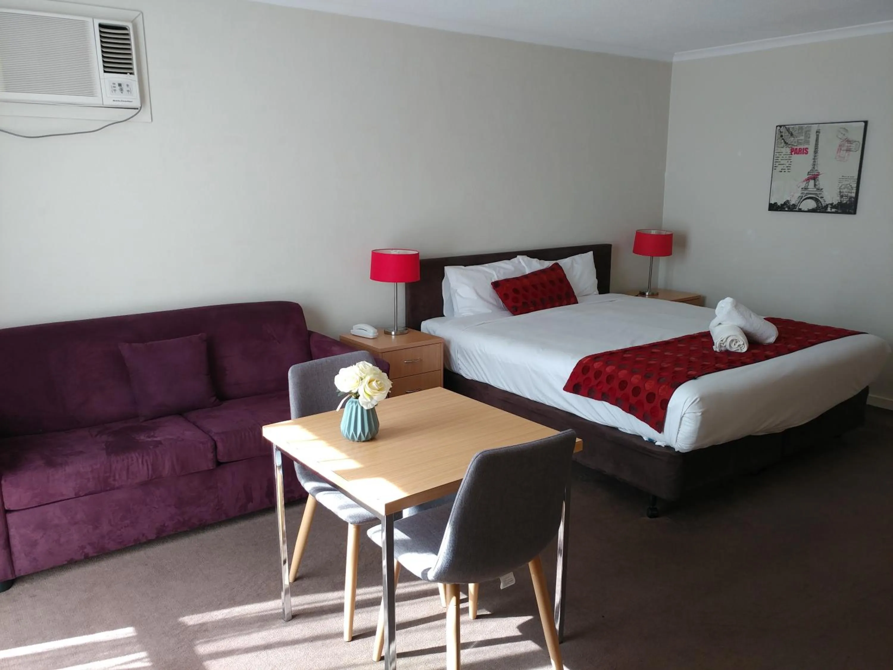 Bed in Parkdale Motor Inn