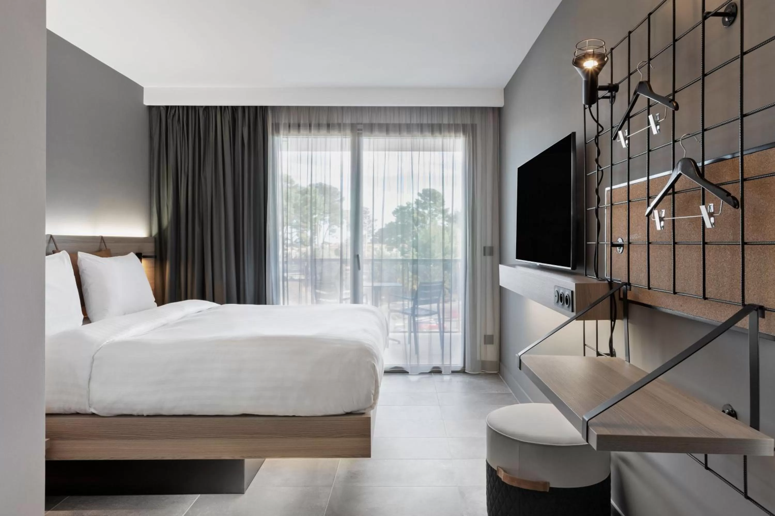 Photo of the whole room, Bed in Moxy La Ciotat