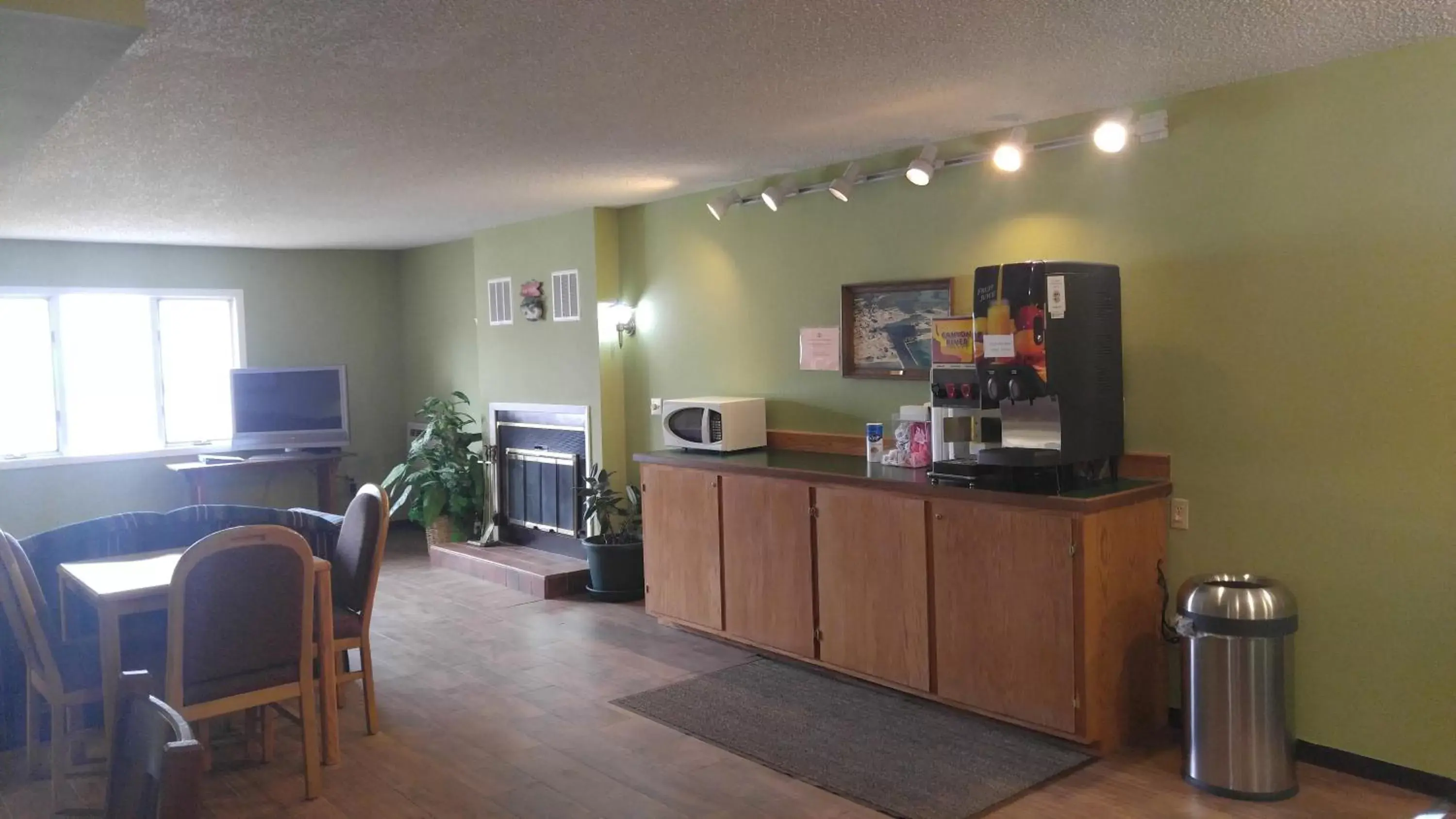 Lobby or reception, Kitchen/Kitchenette in Harbor Lights Lodge