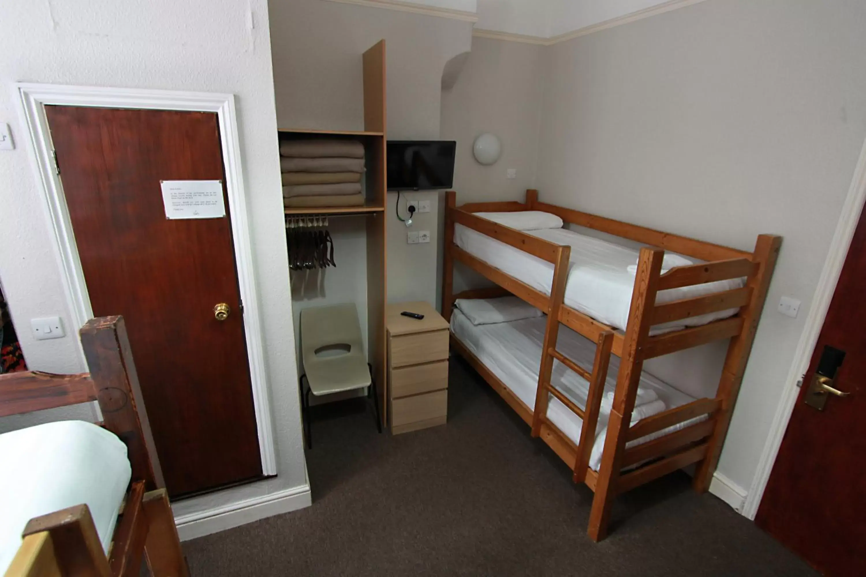Bedroom, Bunk Bed in Lords Hotel