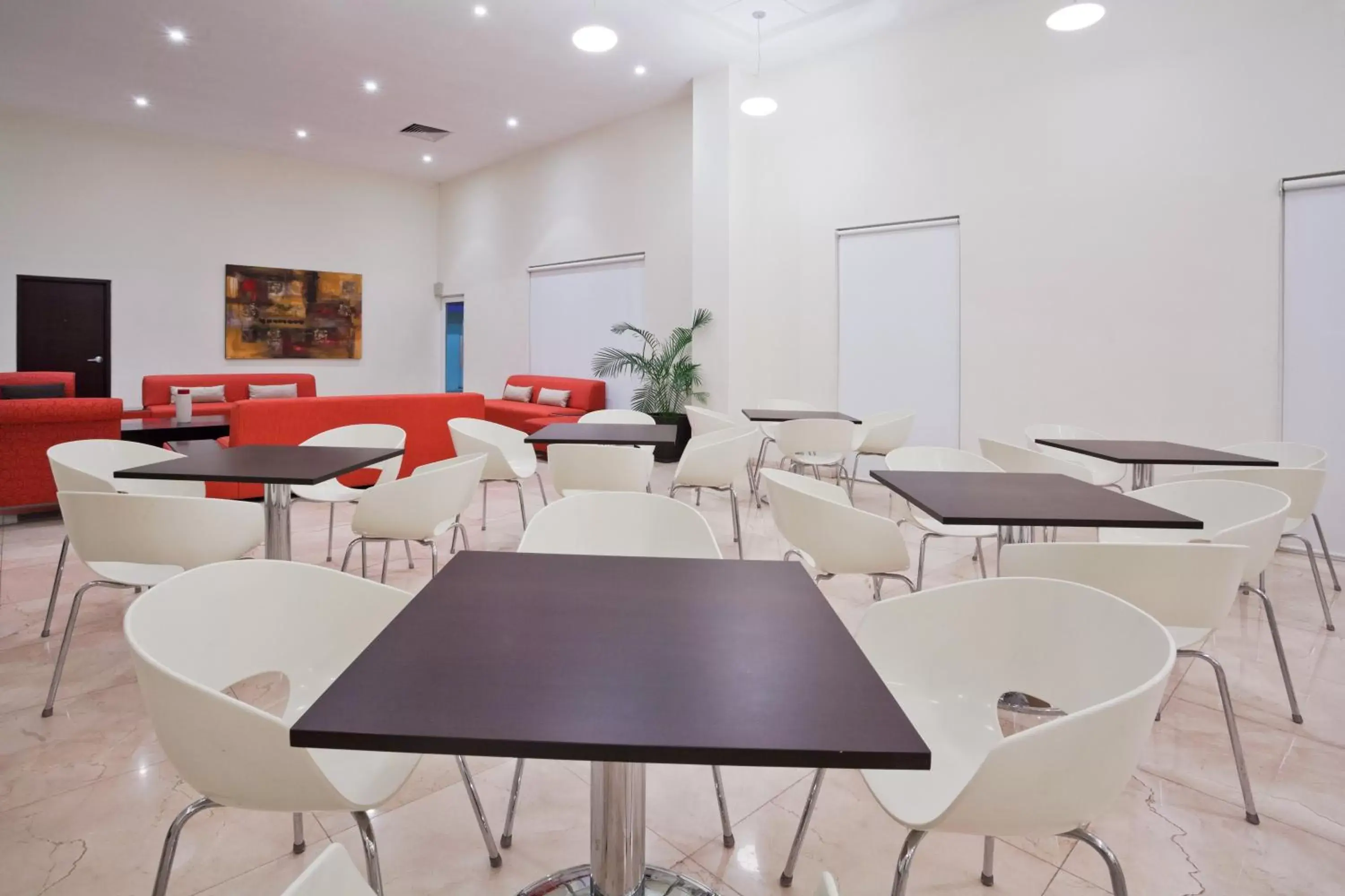 Restaurant/places to eat, Table Tennis in Holiday Inn Express Ciudad Del Carmen, an IHG Hotel