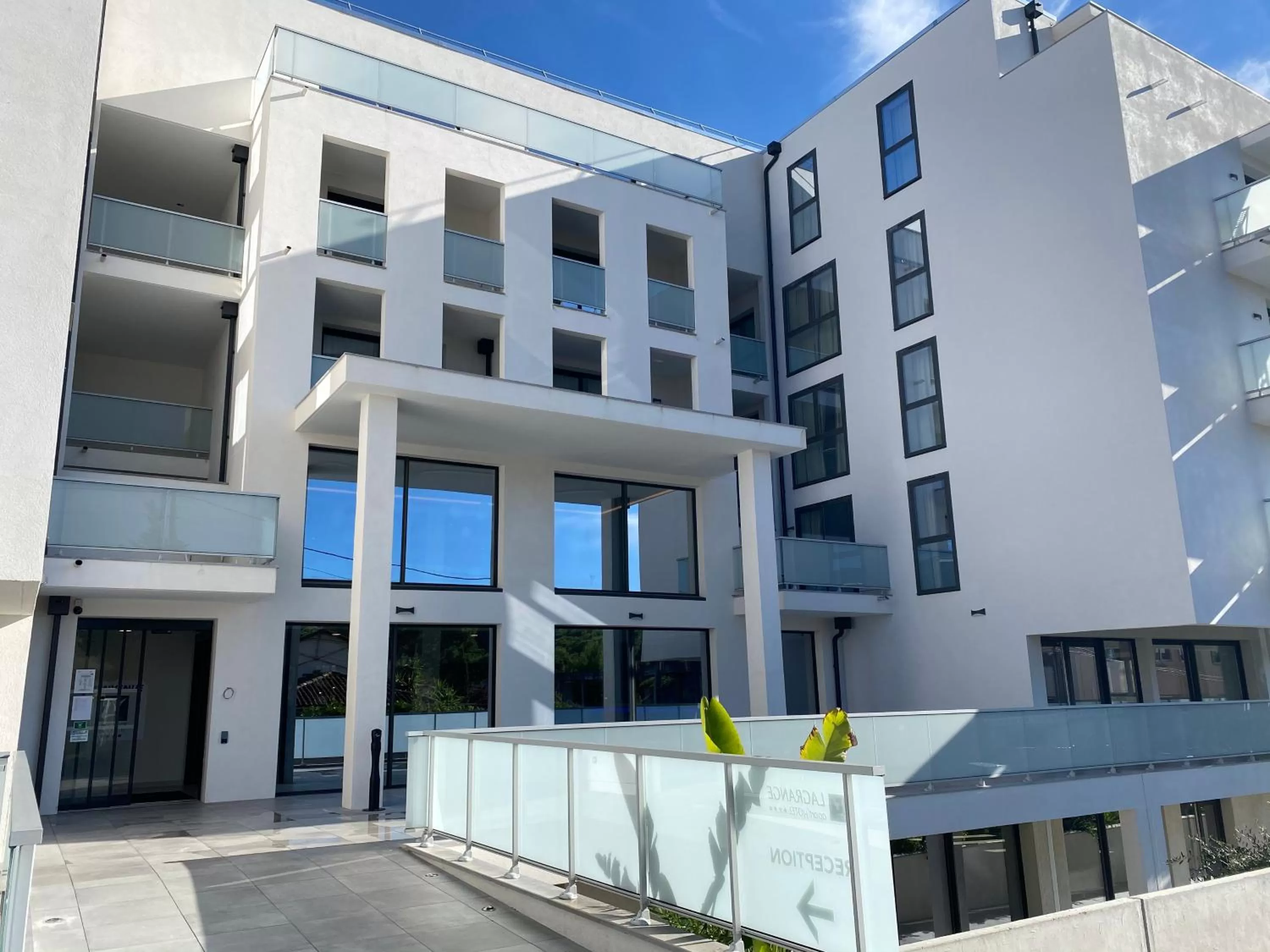 Facade/entrance in Lagrange Apart'Hôtel Antibes Olympie