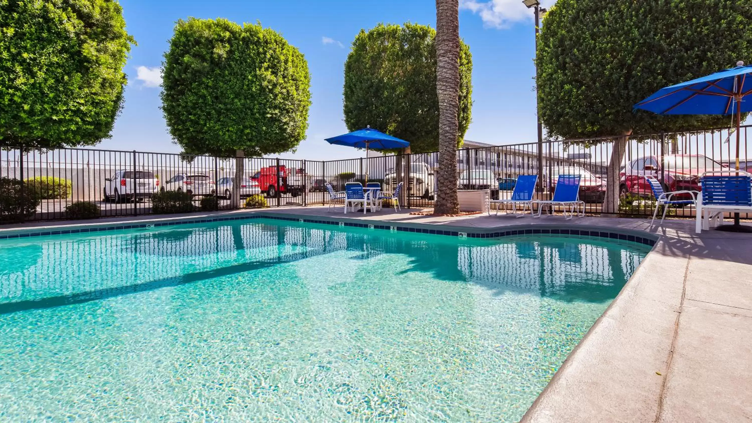 Swimming Pool in SureStay Hotel by Best Western Phoenix Airport