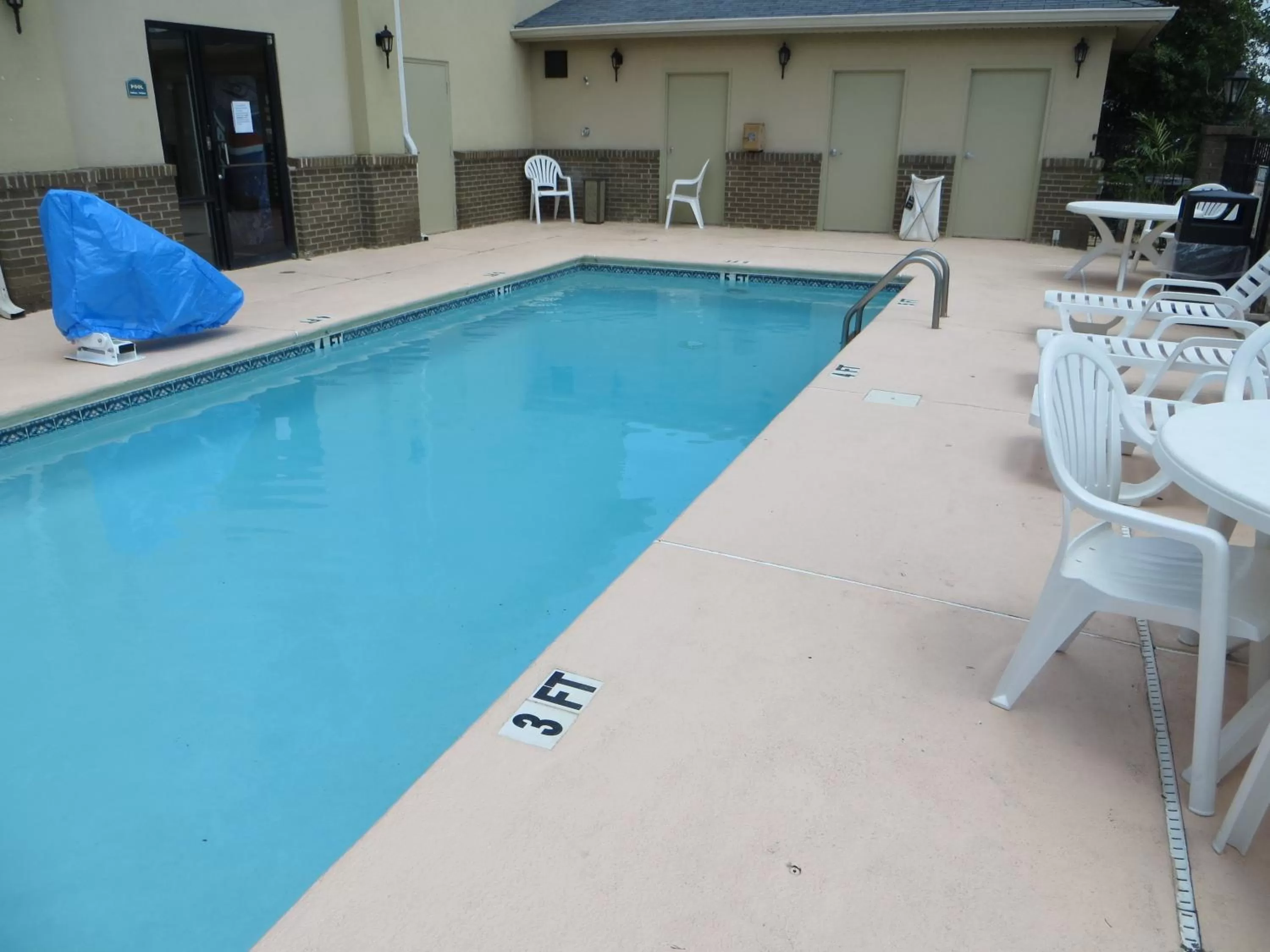 Swimming pool in Quality Inn Winder