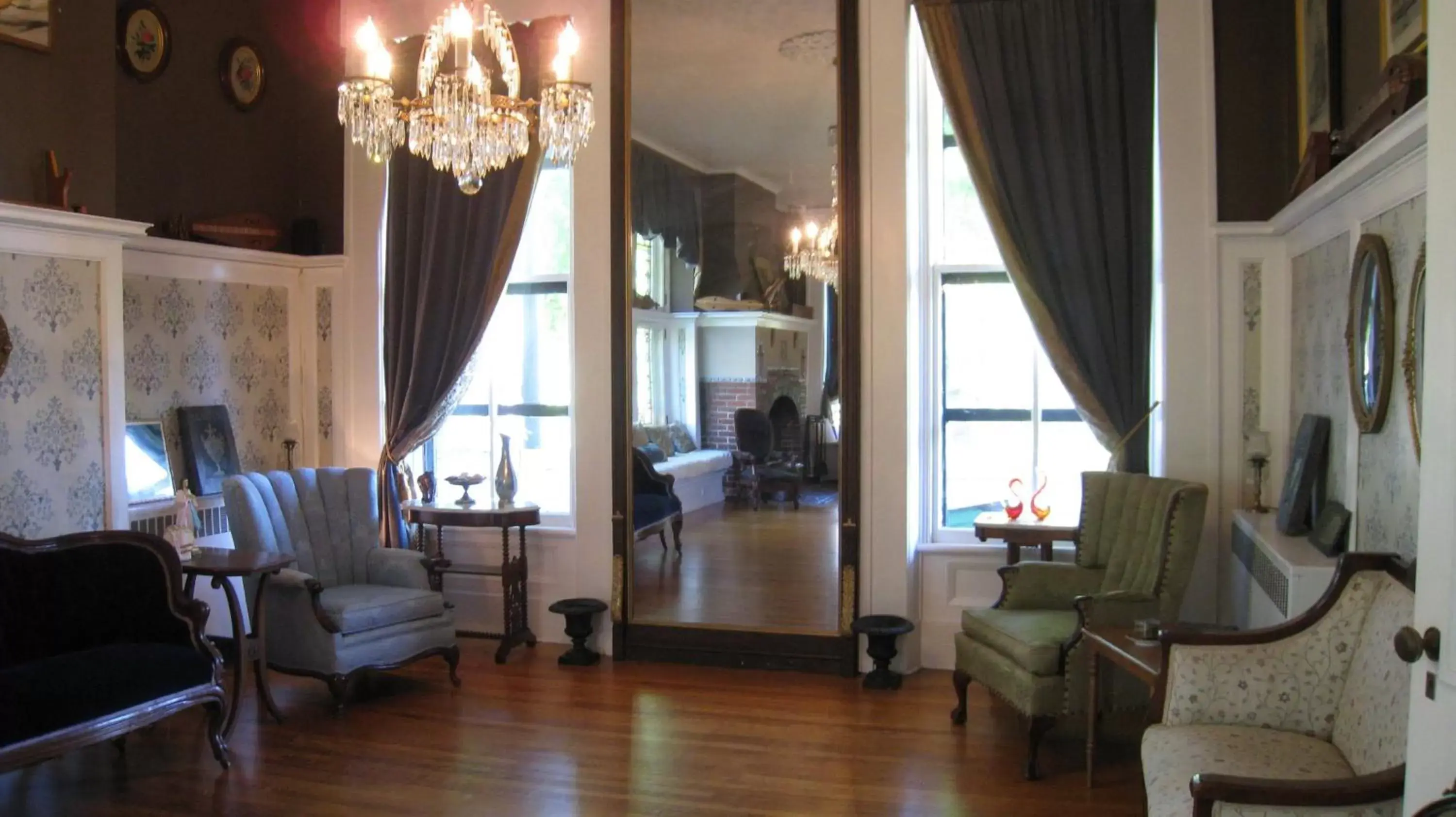 Library, Seating Area in Allegheny Street Bed & Breakfast