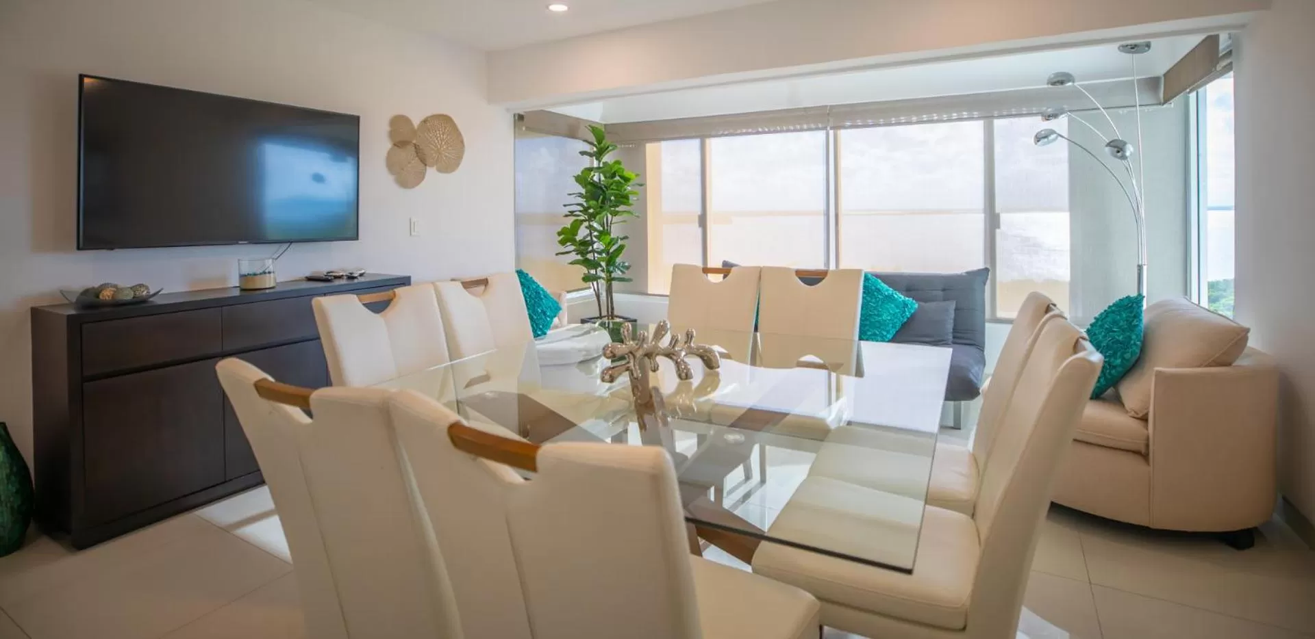 Living room, Restaurant/Places to Eat in Beachfront Penthouses by LivIN Cancun