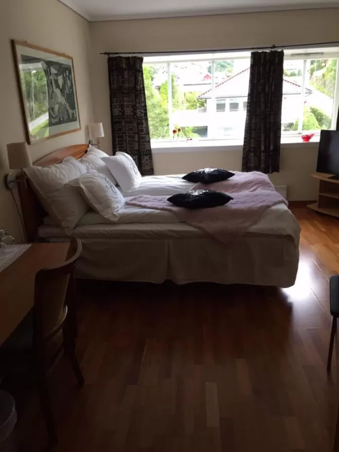 Photo of the whole room, Bed in Øren Hotel
