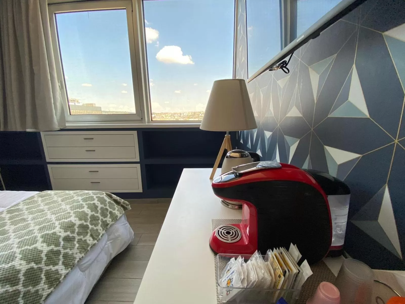 Coffee/tea facilities, Bed in 2B Fifteen Floor Suite Napoli