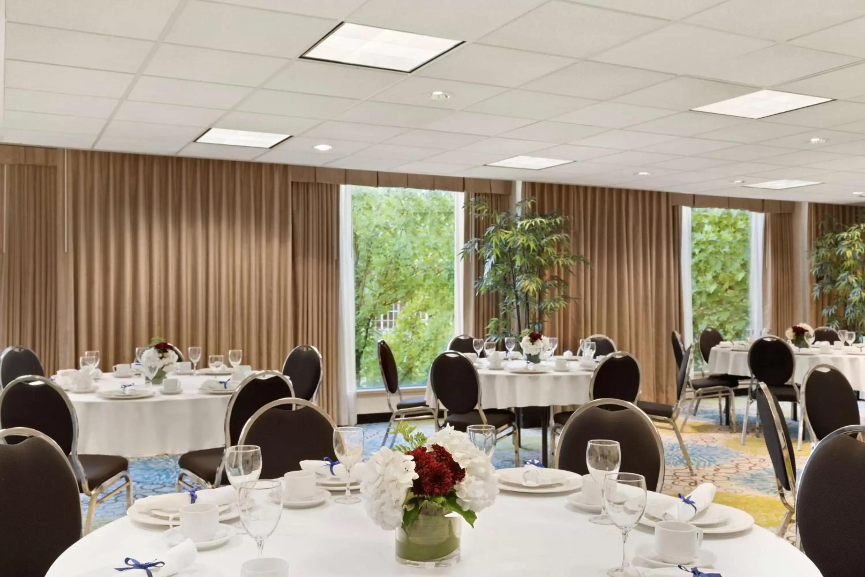 Meeting/conference room, Restaurant/Places to Eat in Hampton Inn & Suites, by Hilton - Vancouver Downtown