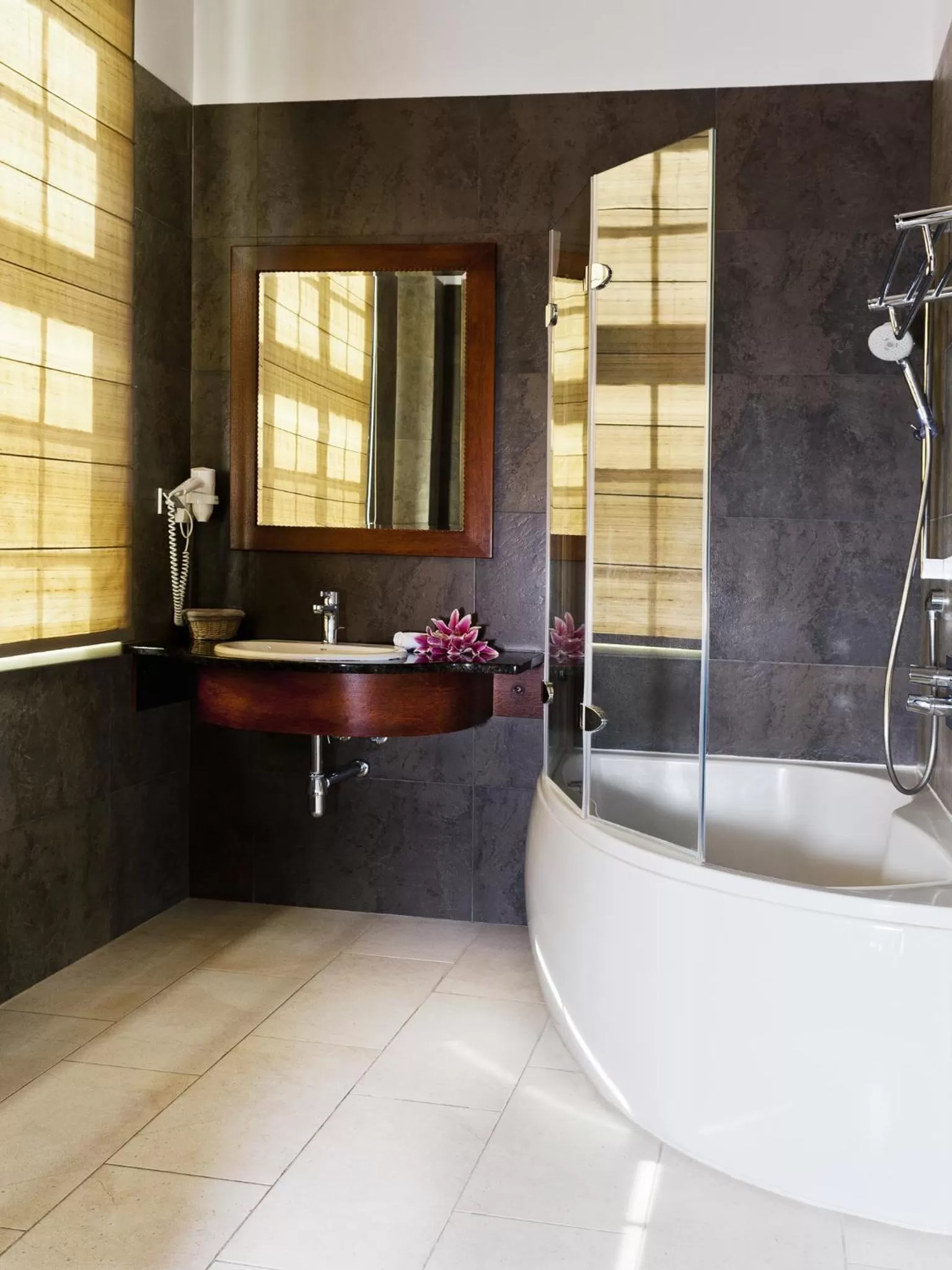 Shower in Hotel Holland House Old Town