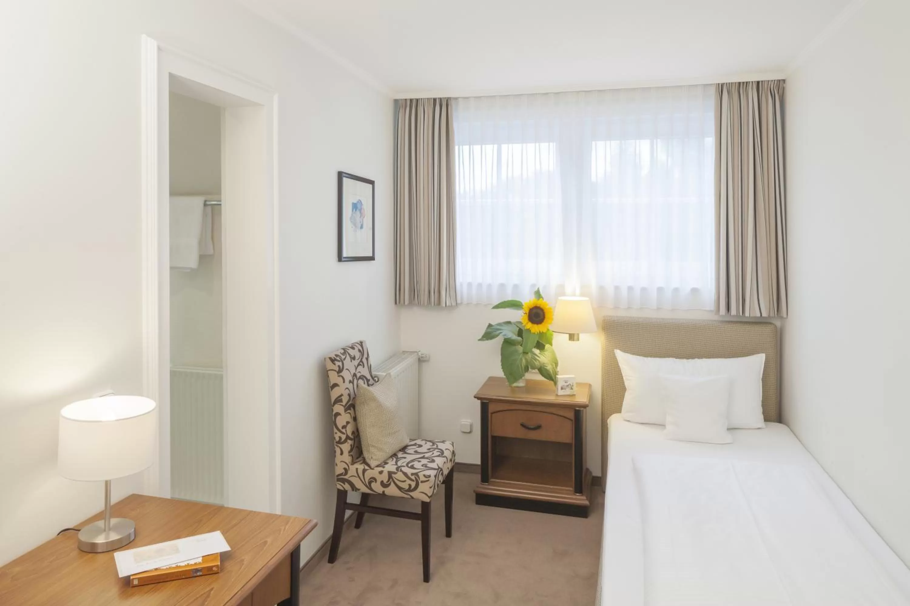 Photo of the whole room, Bed in Niemeyers Romantik Posthotel