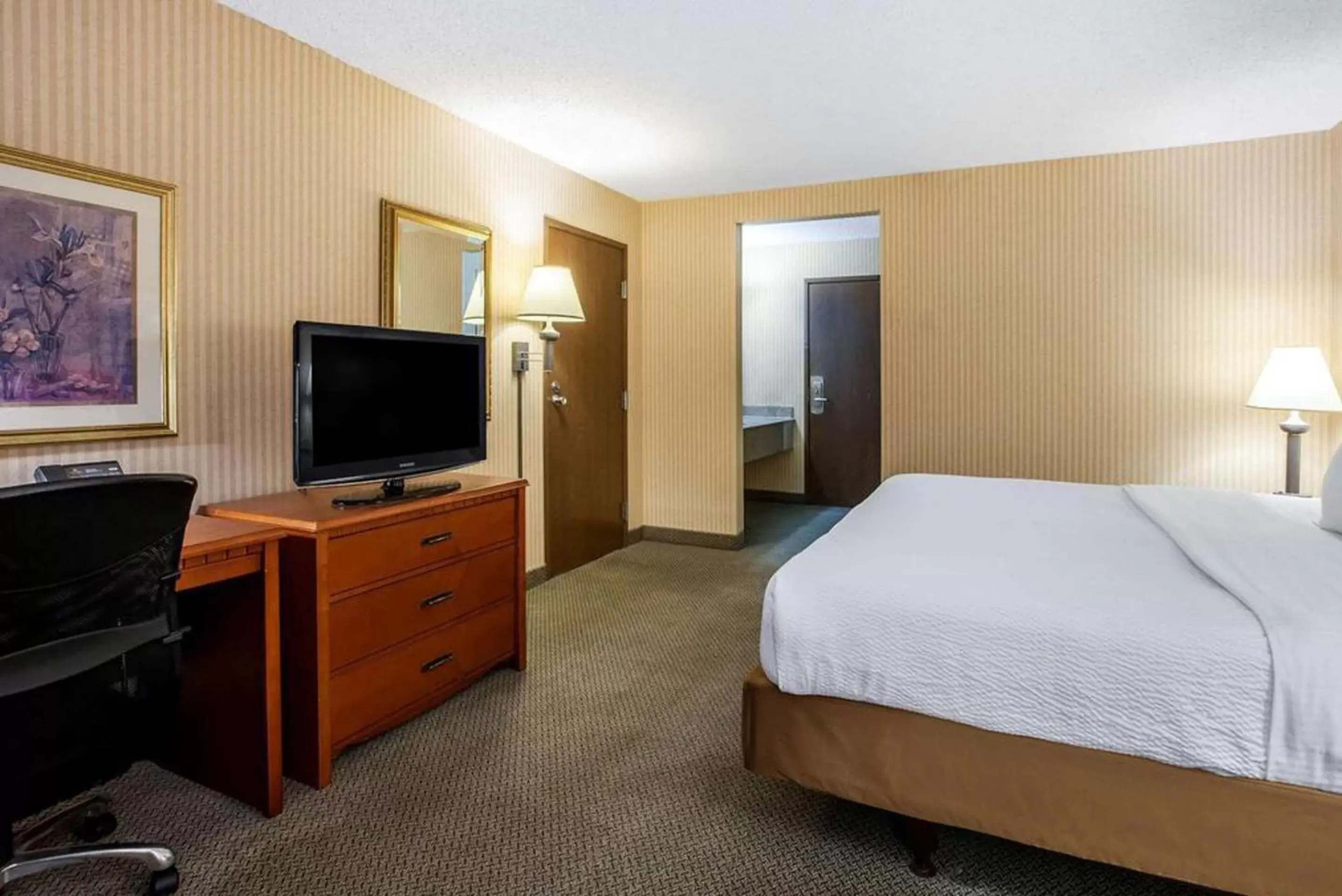 Bedroom, Bed in La Quinta Inn by Wyndham Detroit Southgate