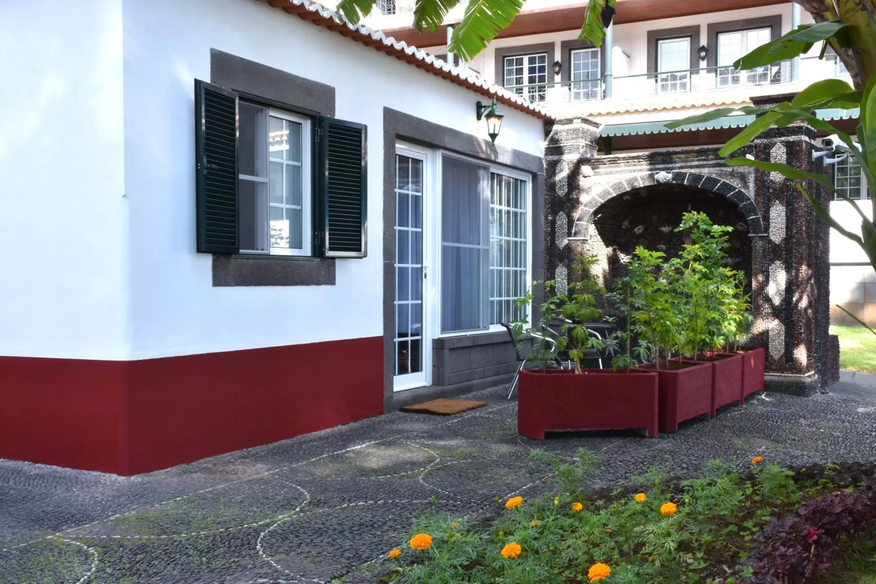 Property building in Quinta Da Penha De Franca Property building in Quinta Da Penha De Franca