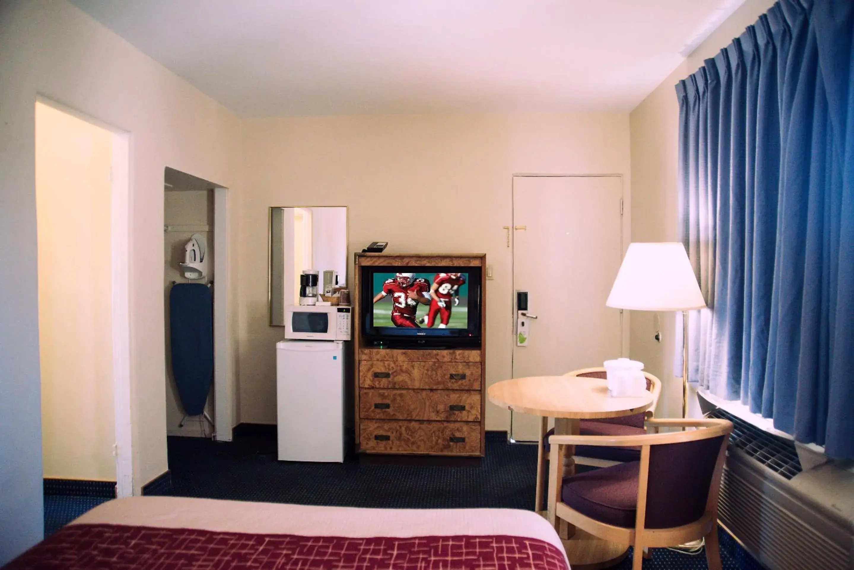 Photo of the whole room, TV/Entertainment Center in Red Roof Inn Blythe