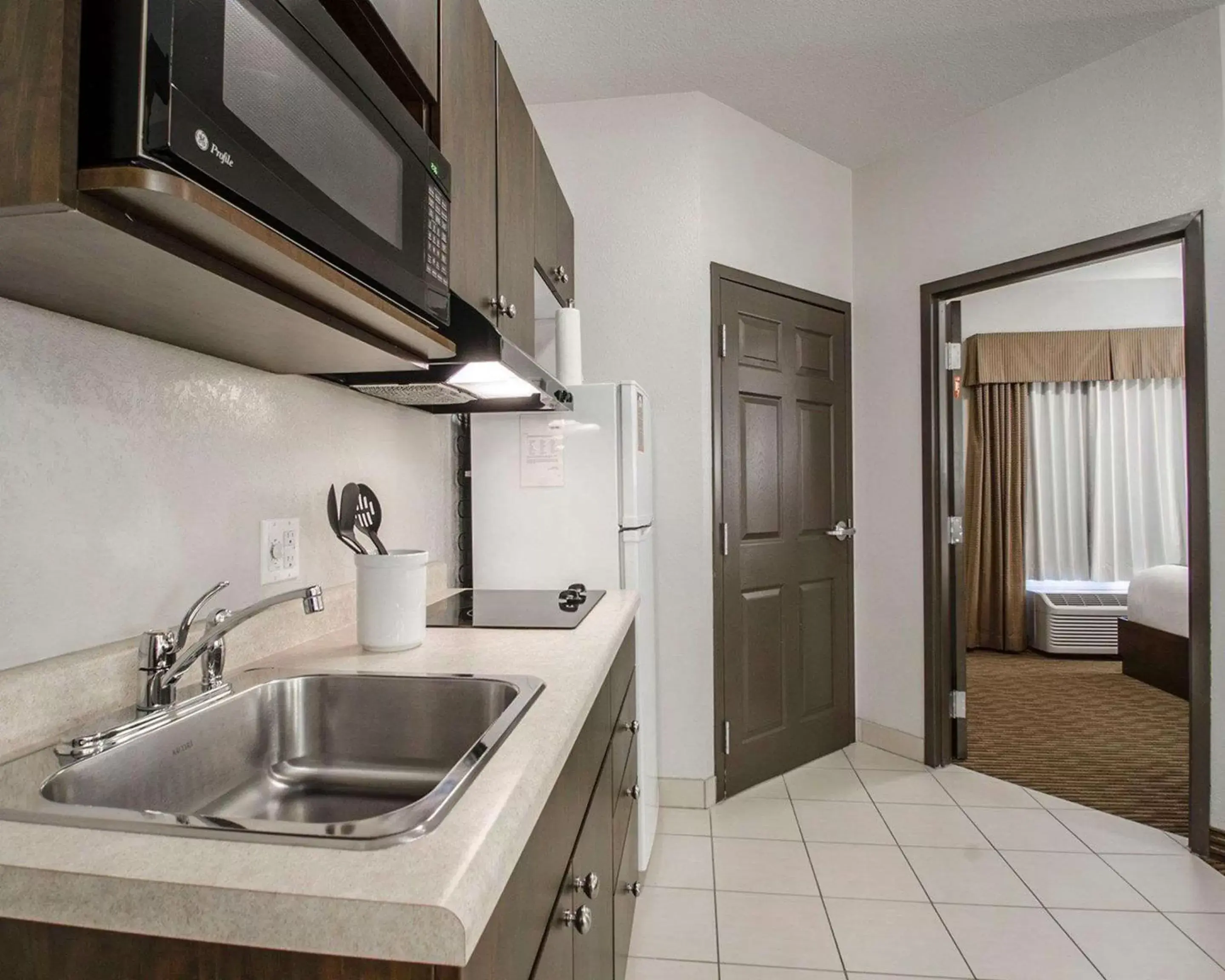 Photo of the whole room, Kitchen/Kitchenette in Quality Inn and Suites