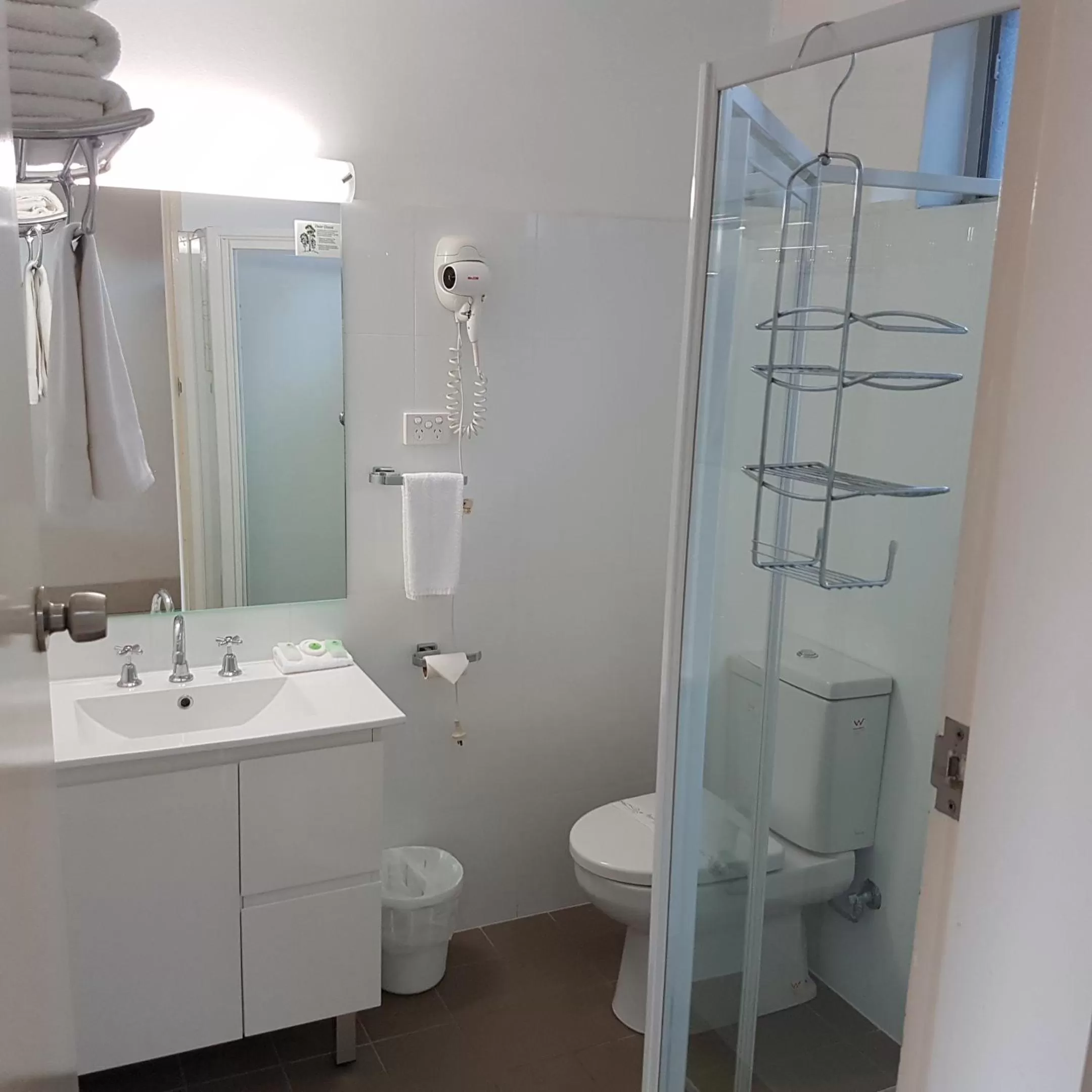 Shower in Chelsea Motor Inn