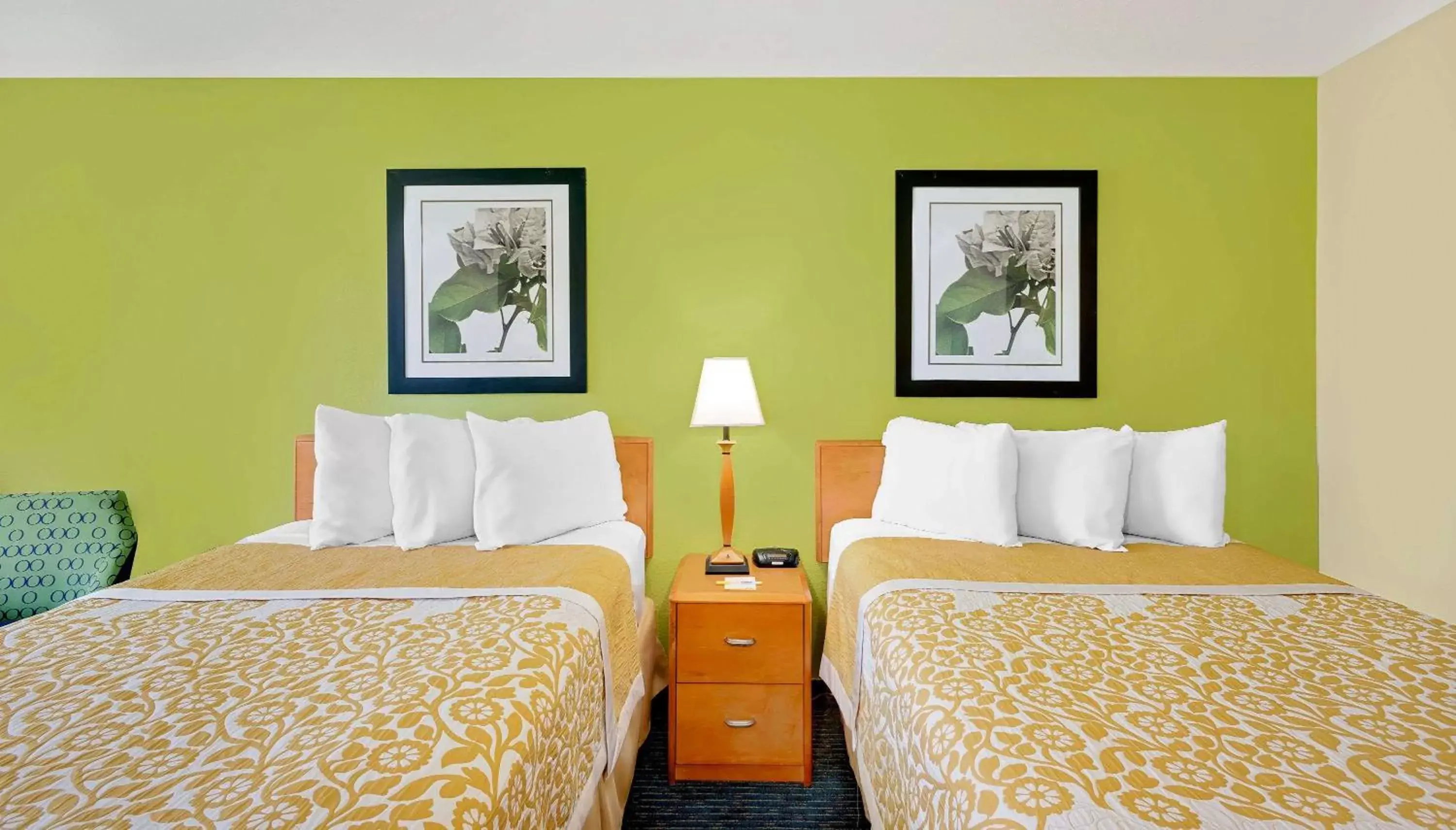 Photo of the whole room, Bed in Days Inn by Wyndham Easton