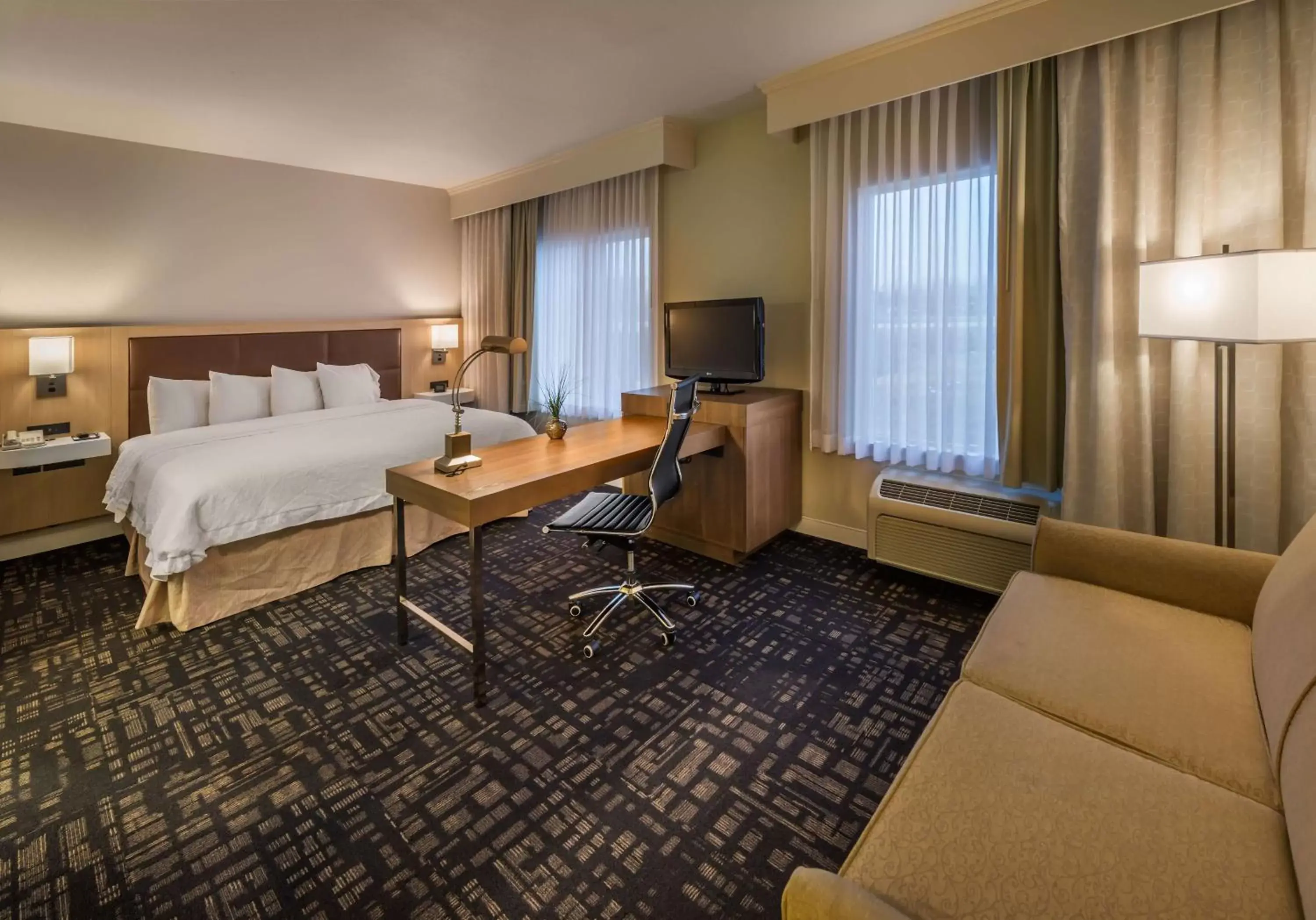 Bedroom in Hampton Inn & Suites Reno
