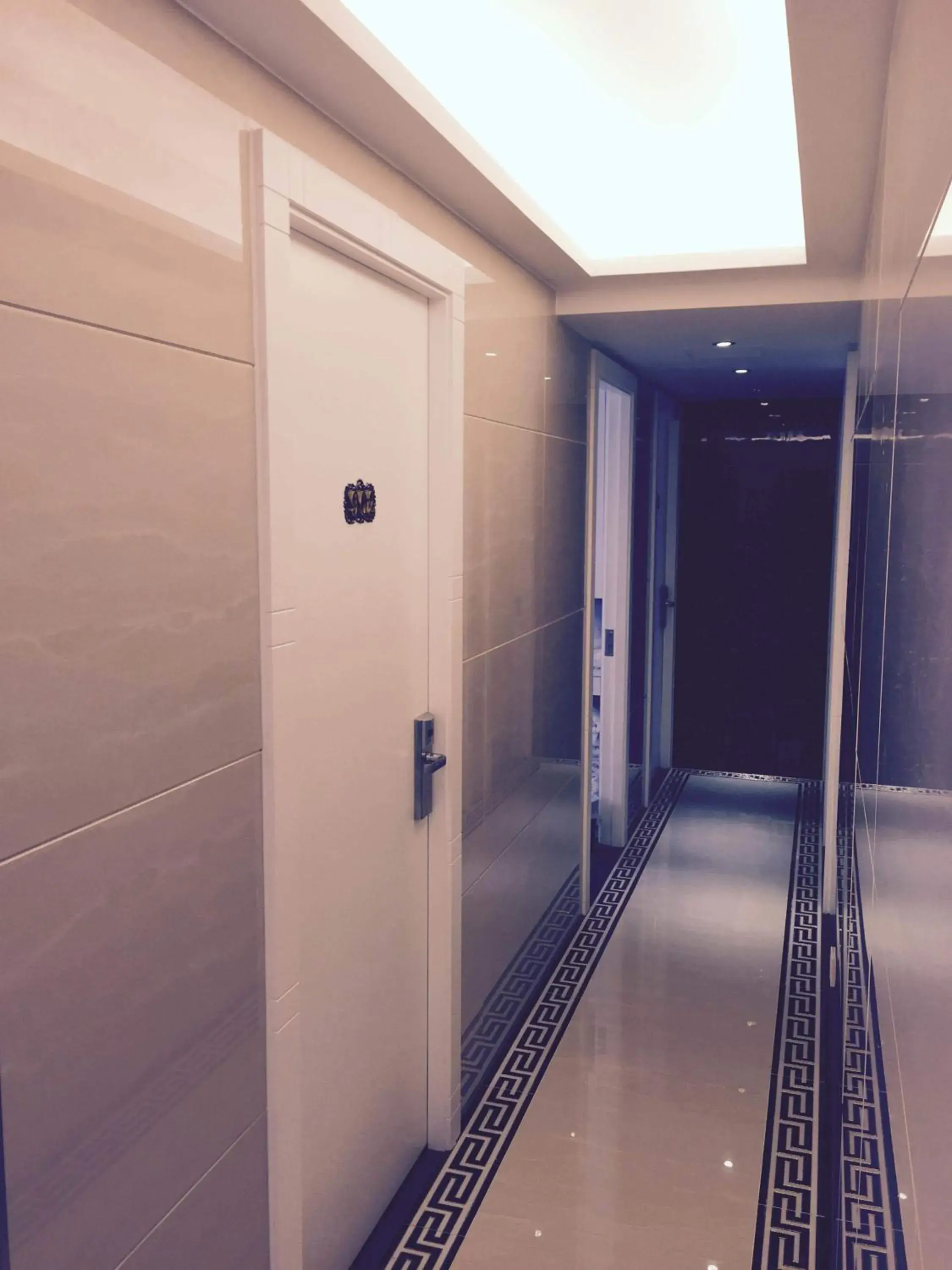 Area and facilities, Bathroom in Seasons Hotel – Causeway Bay
