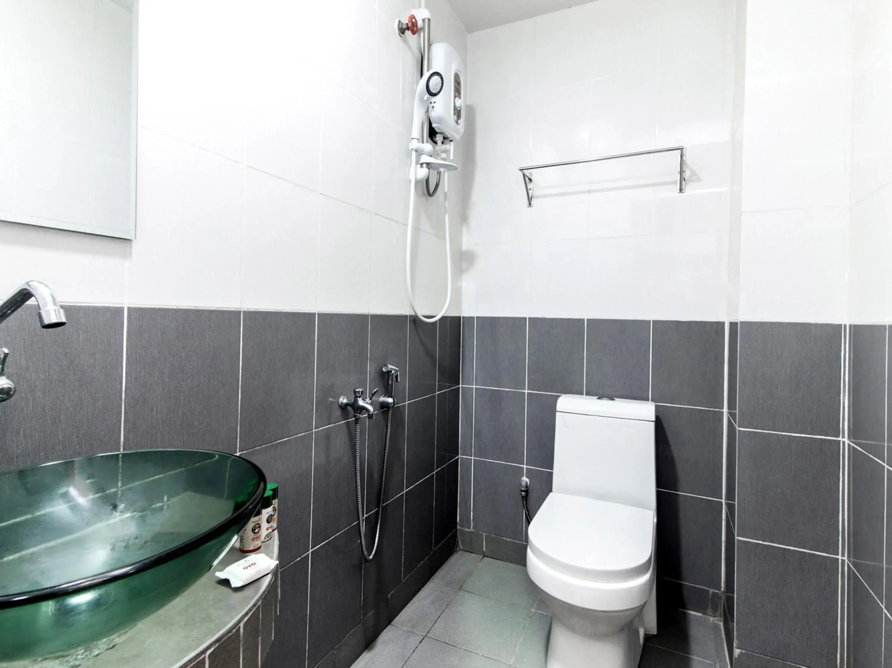 Bathroom in Super OYO 258 Hotel SMC Alam Avenue