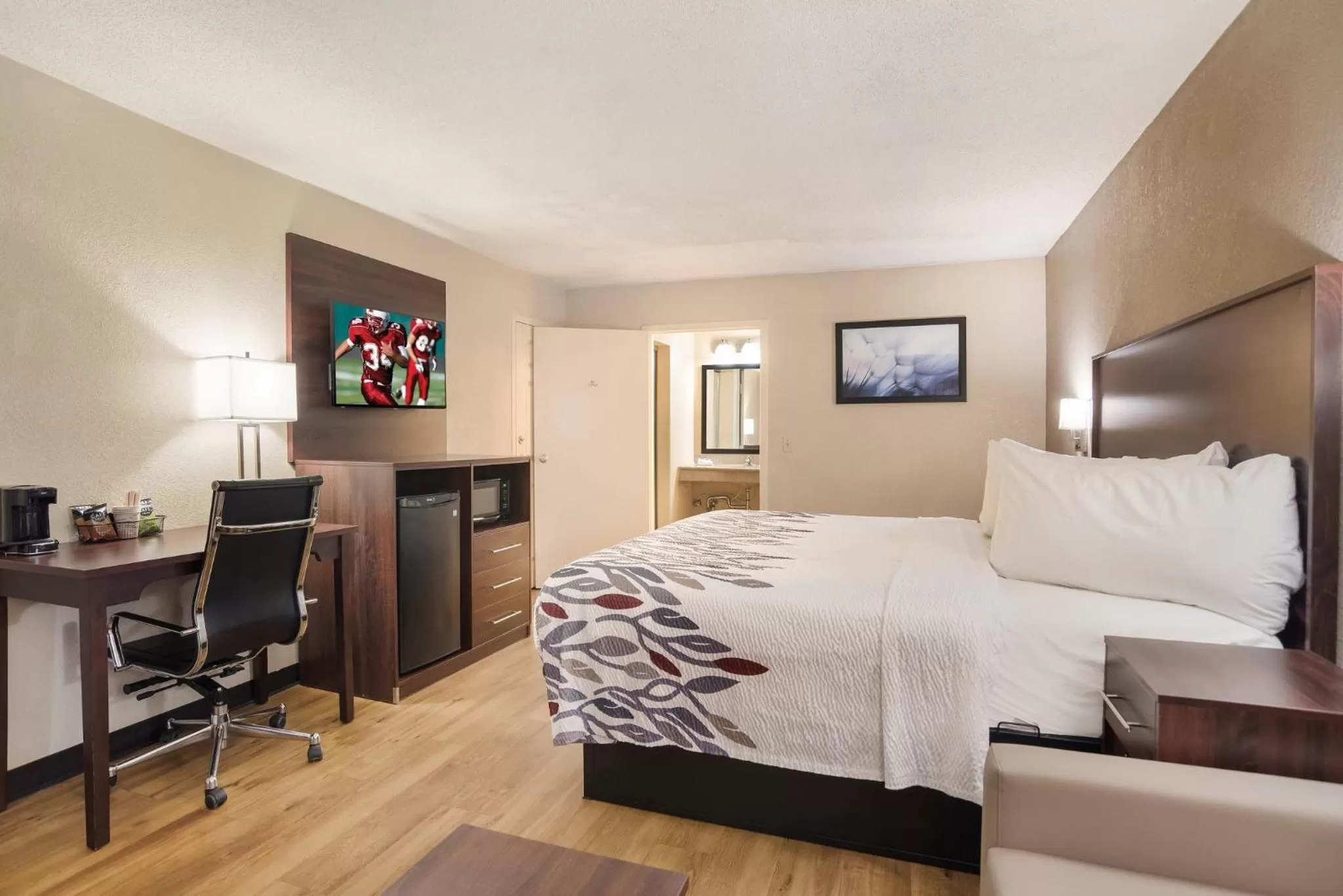 Photo of the whole room, Bed in Red Roof Inn Baltimore South Glen Burnie