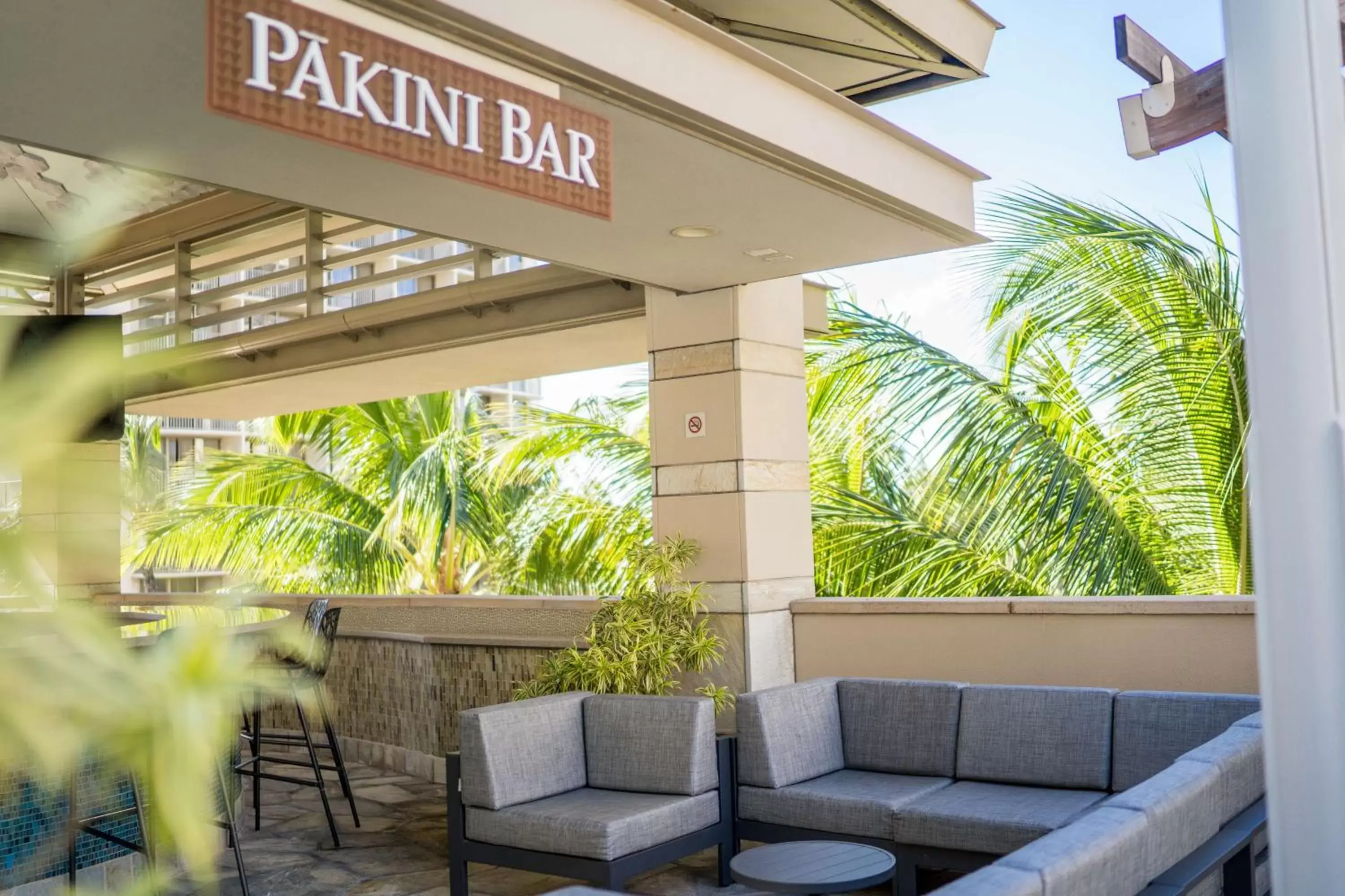 Lounge or bar in Embassy Suites by Hilton Waikiki Beach Walk