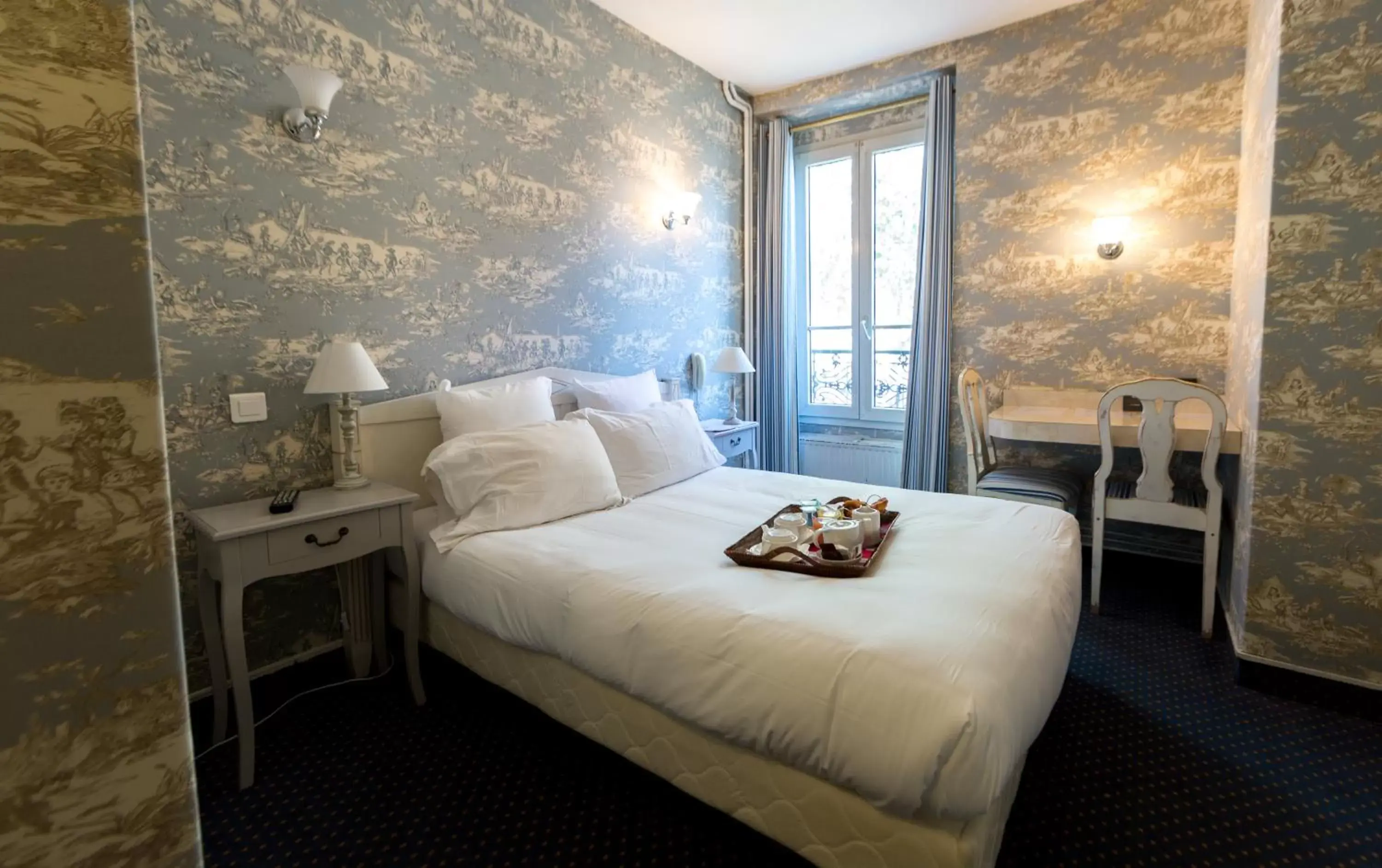 Photo of the whole room, Bed in Regyn's Montmartre