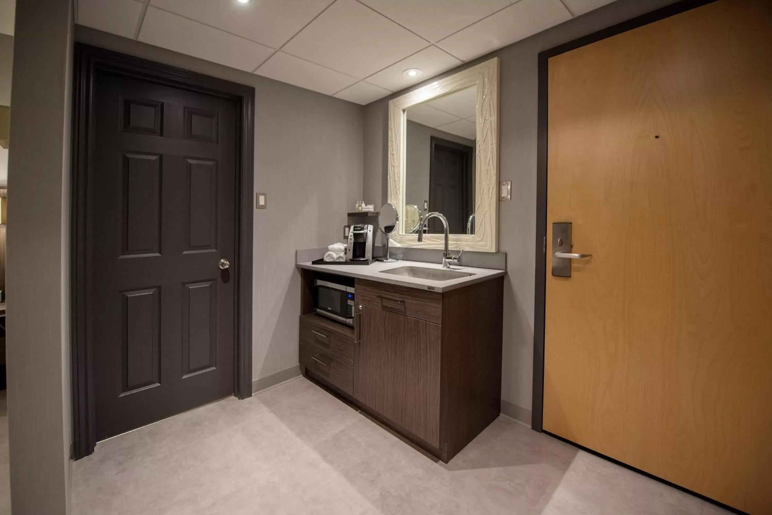 Bathroom in Hôtel & Suites Le Dauphin Québec