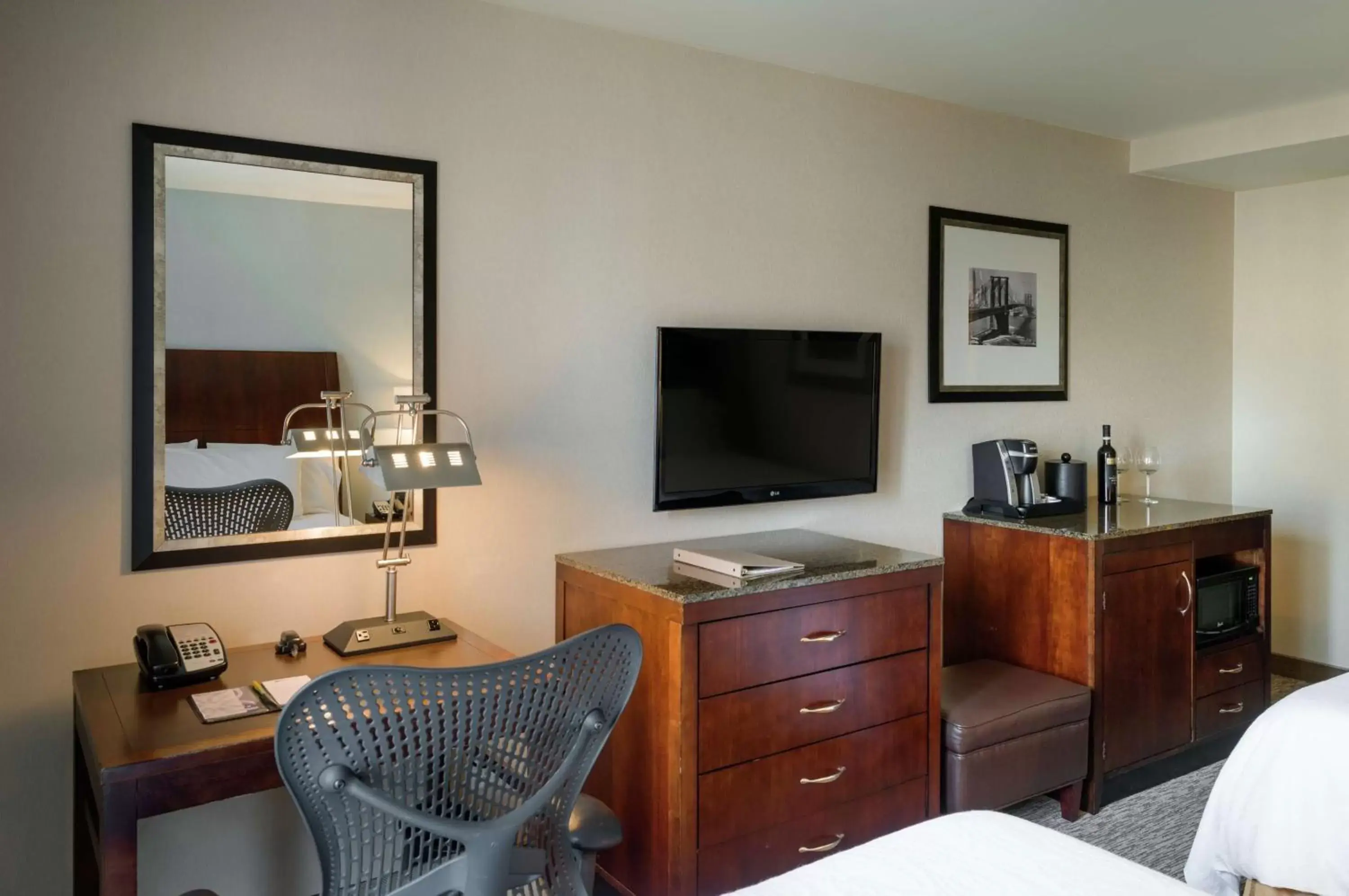 Bedroom, TV/Entertainment Center in Hilton Garden Inn New York/Tribeca